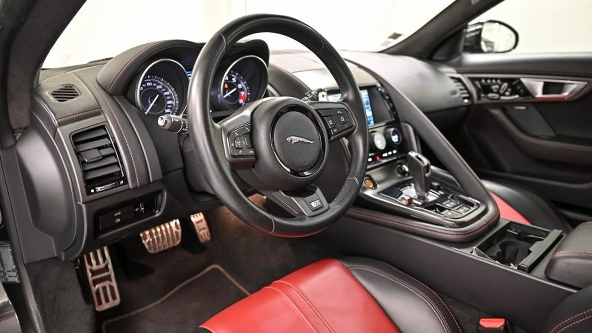 Jaguar F-Type Coupe — photo 17