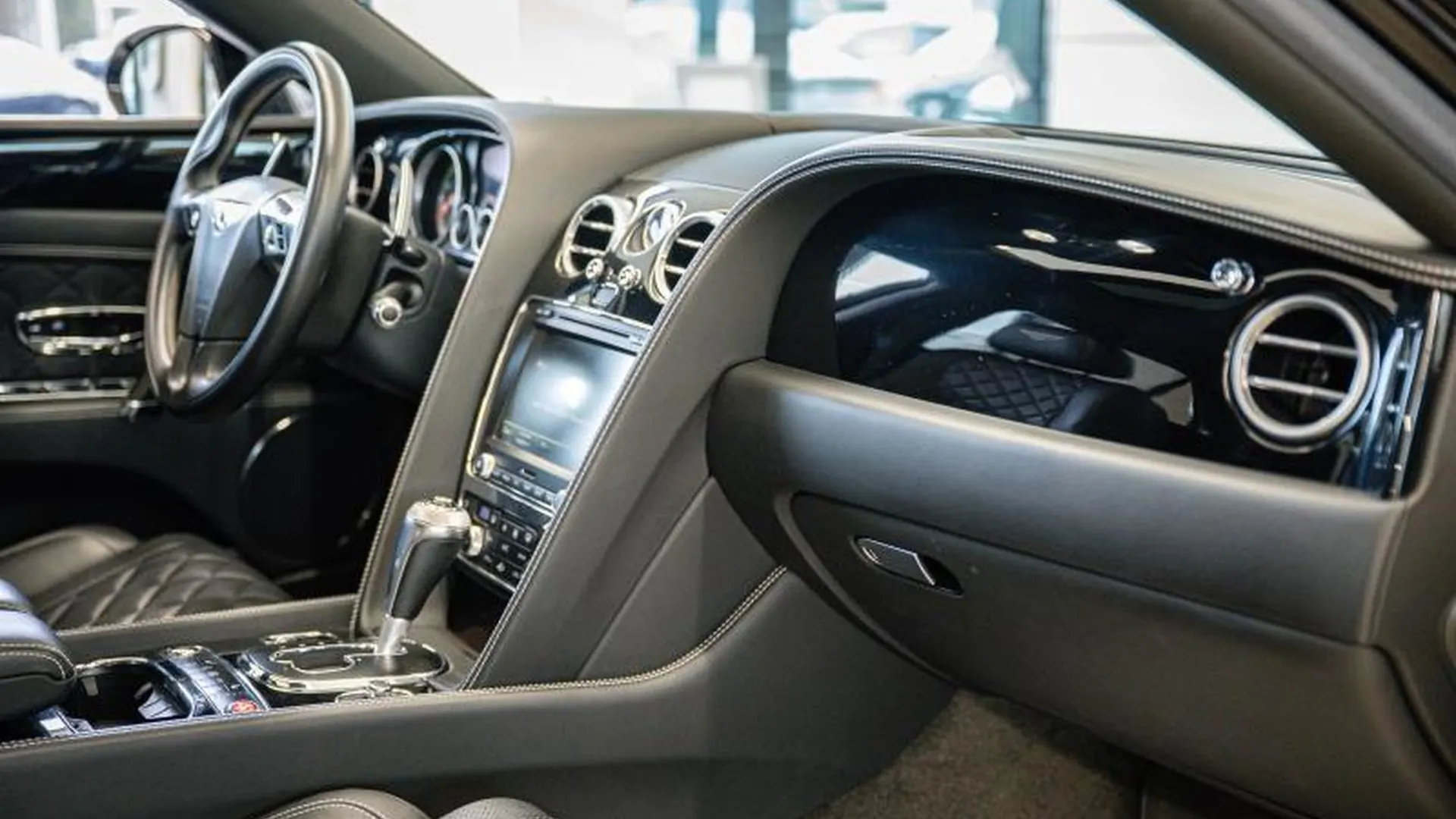 Bentley Flying Spur — photo 17
