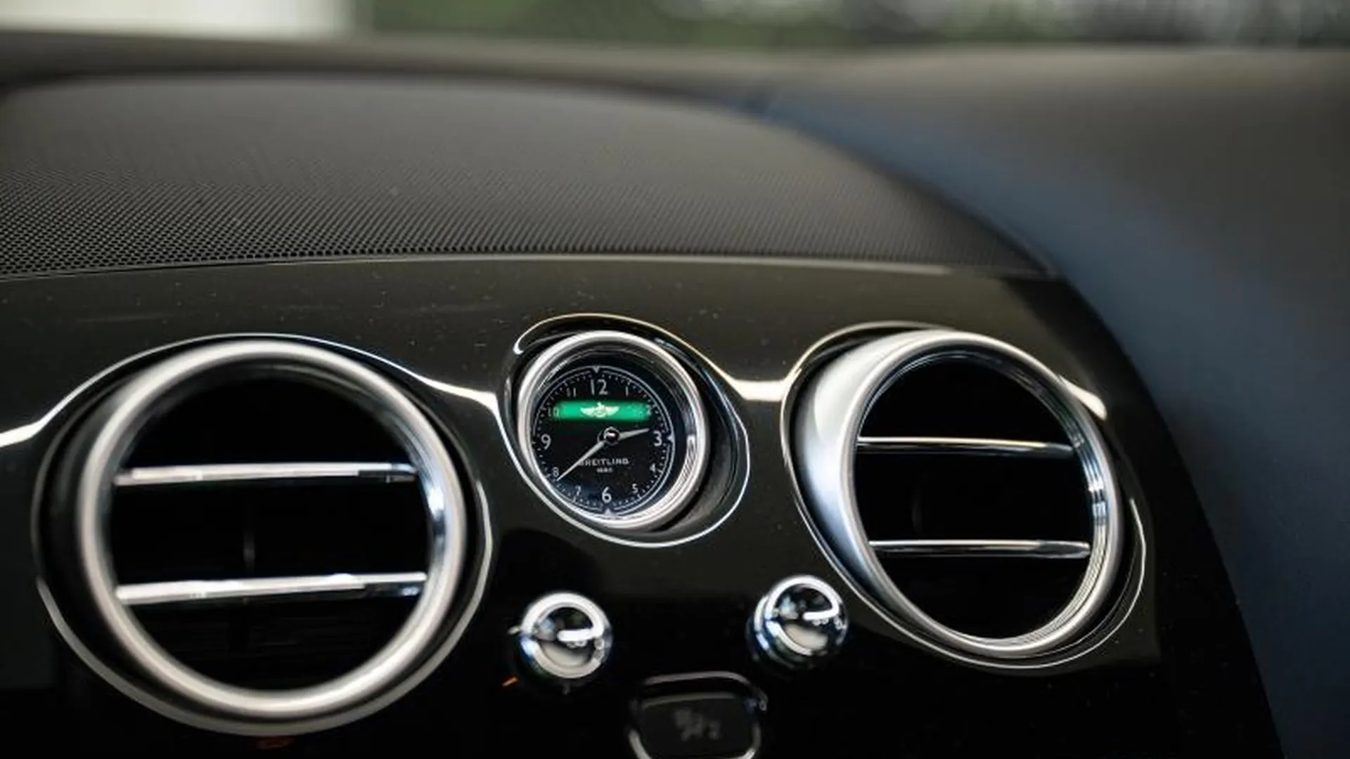 Bentley Flying Spur — photo 30