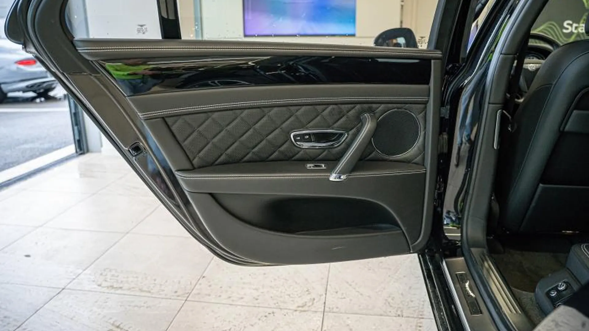 Bentley Flying Spur — photo 22