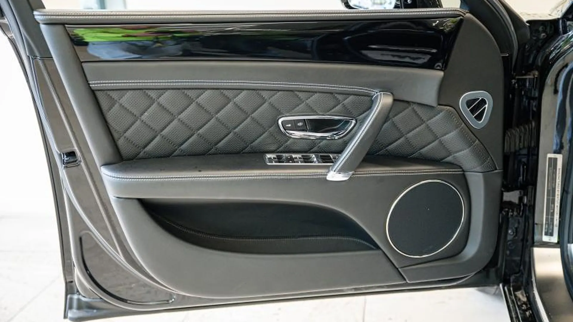 Bentley Flying Spur — photo 21