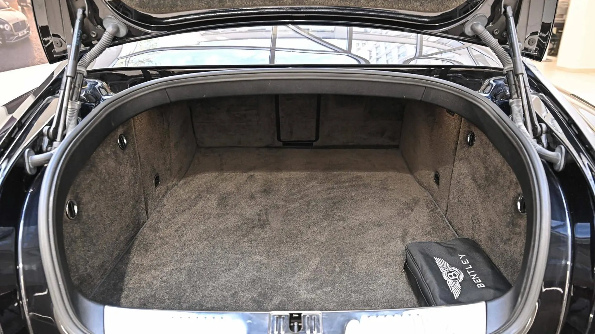 Bentley Flying Spur — photo 37