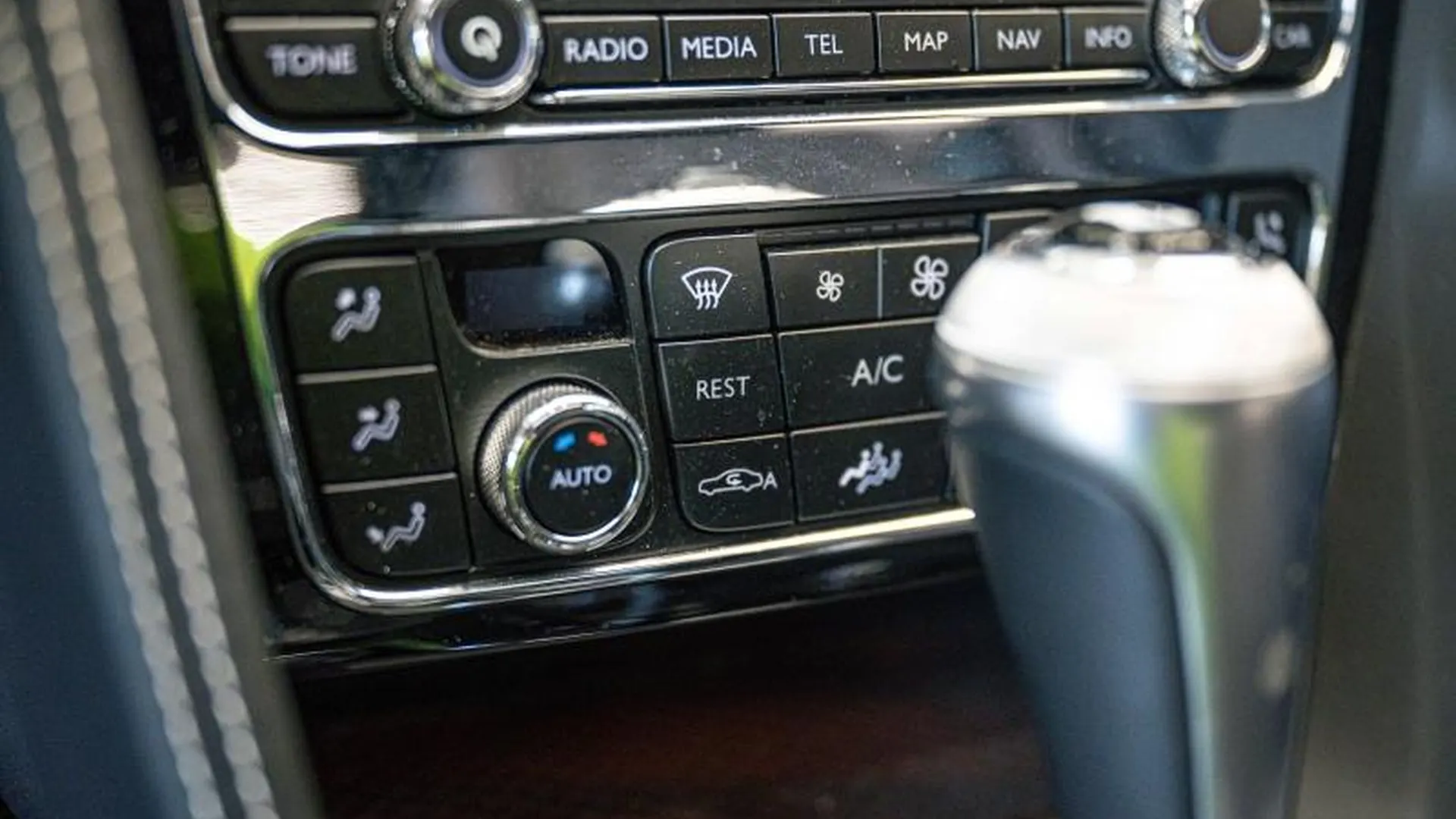 Bentley Flying Spur — photo 32