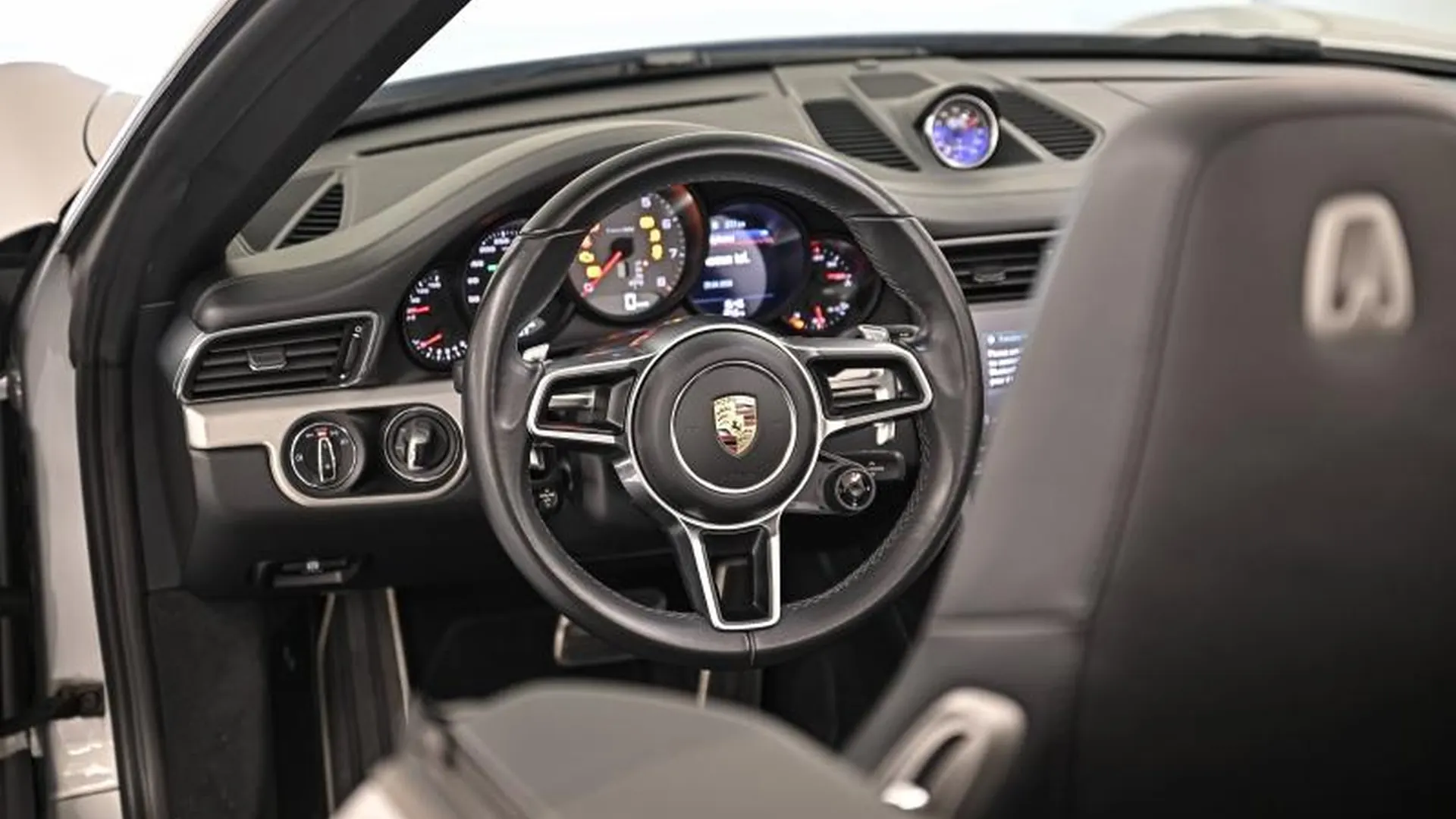 Porsche 911 Cabriolet — photo 24