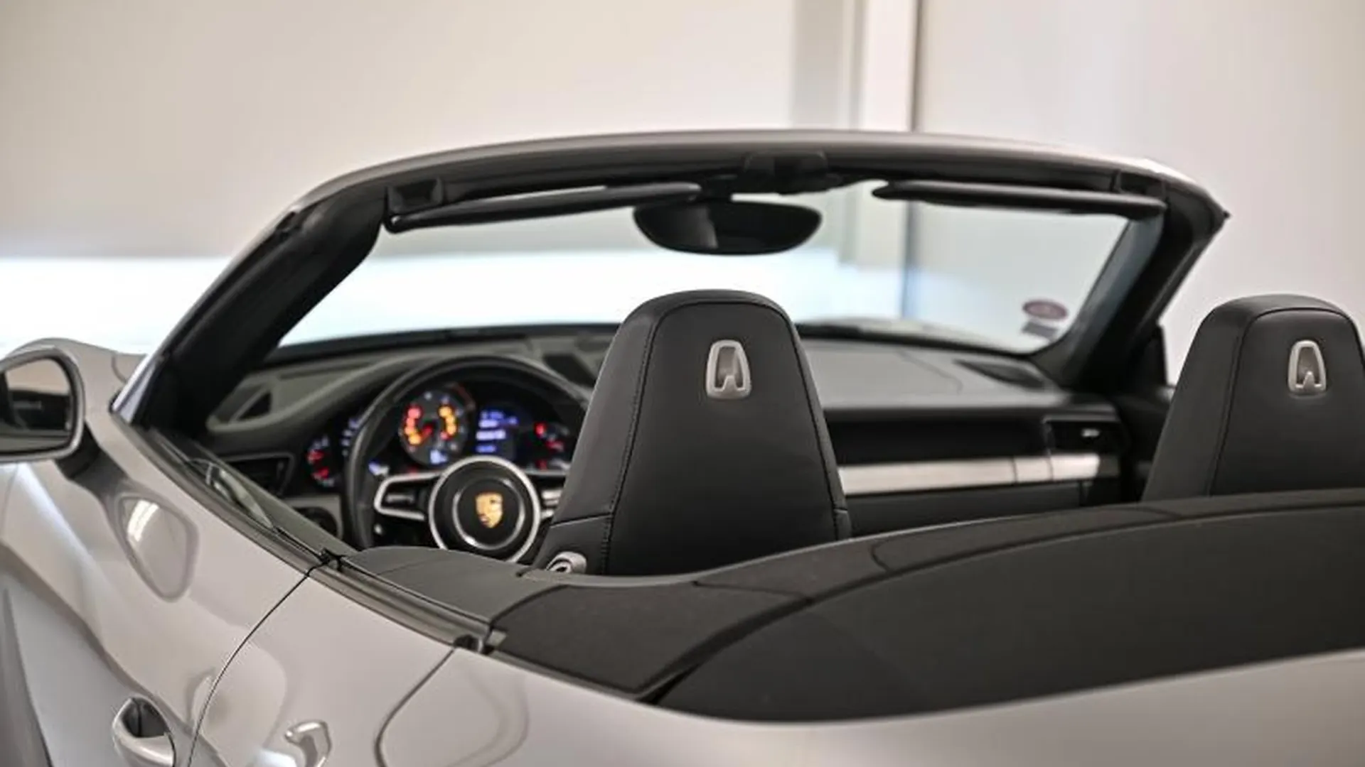Porsche 911 Cabriolet — photo 12