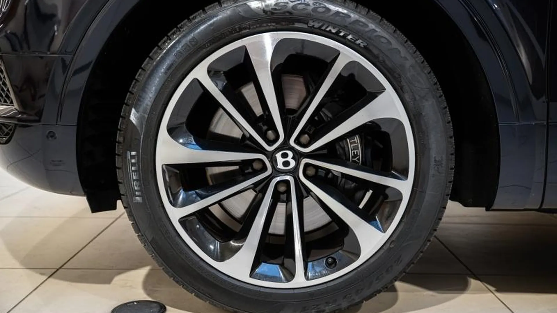 Bentley Bentayga — photo 16