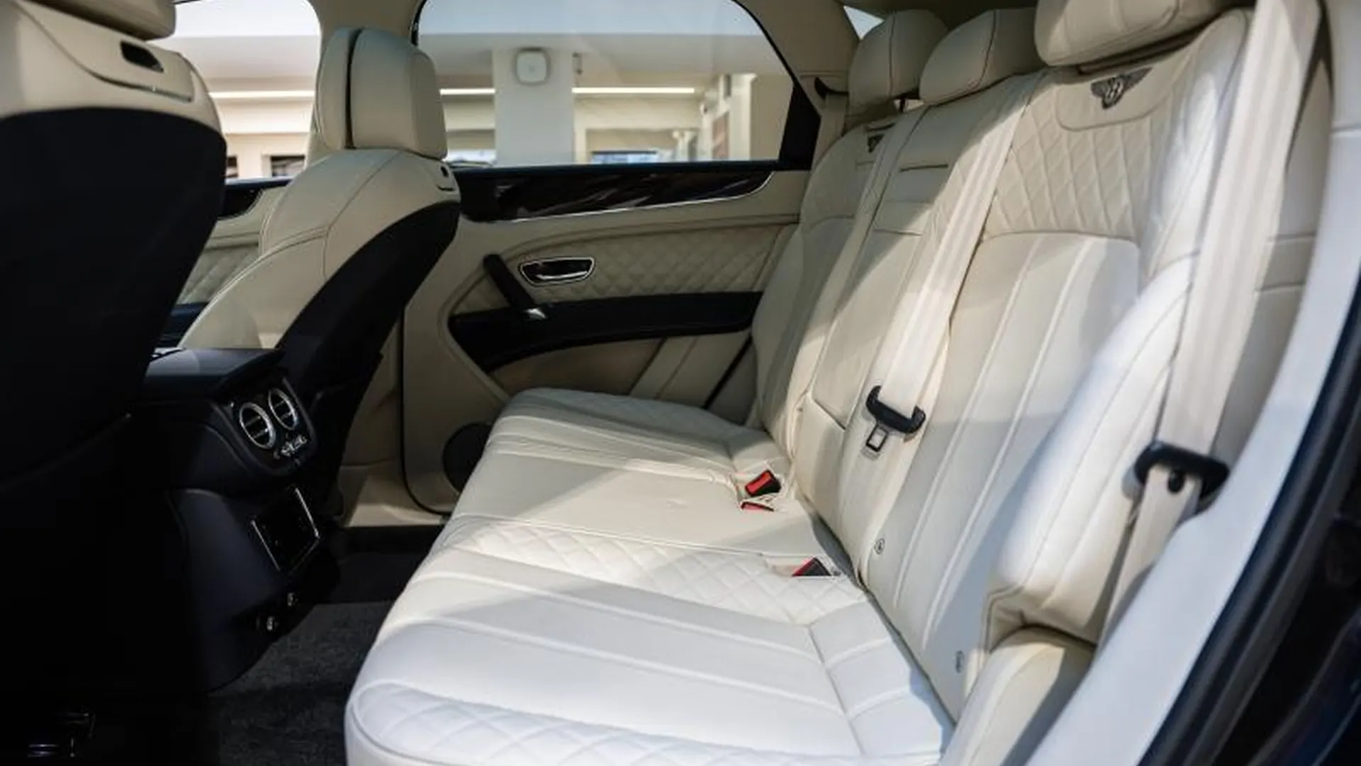 Bentley Bentayga — photo 21