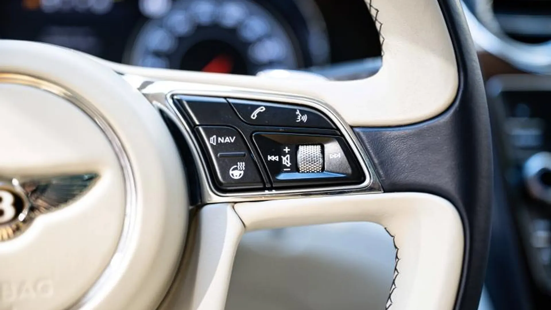 Bentley Bentayga — photo 28