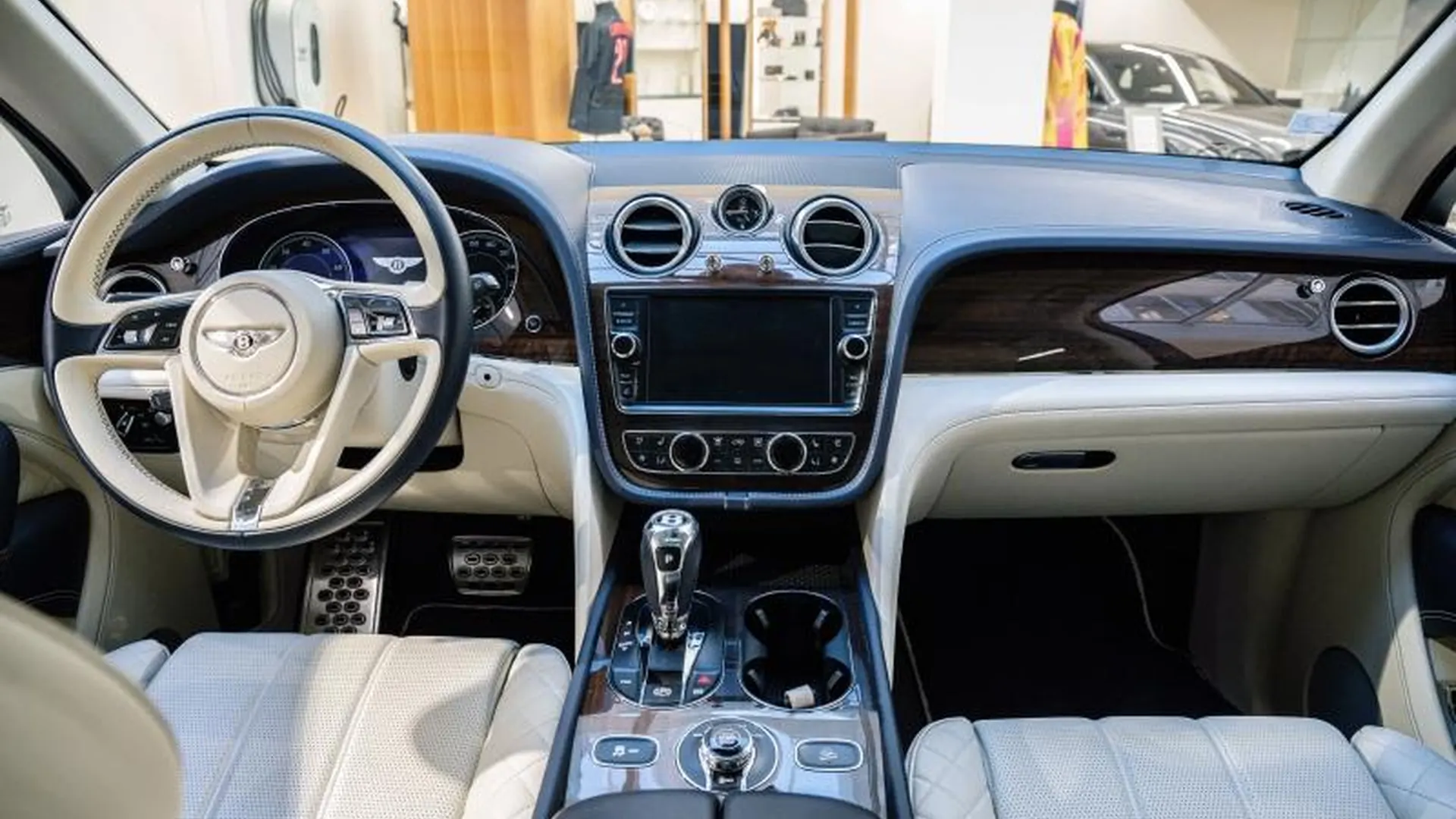 Bentley Bentayga — photo 23