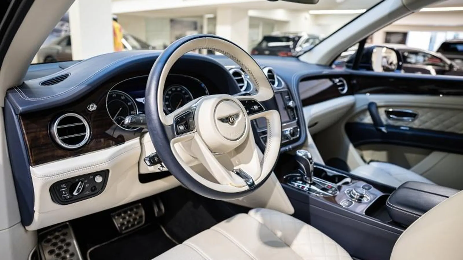 Bentley Bentayga — photo 18