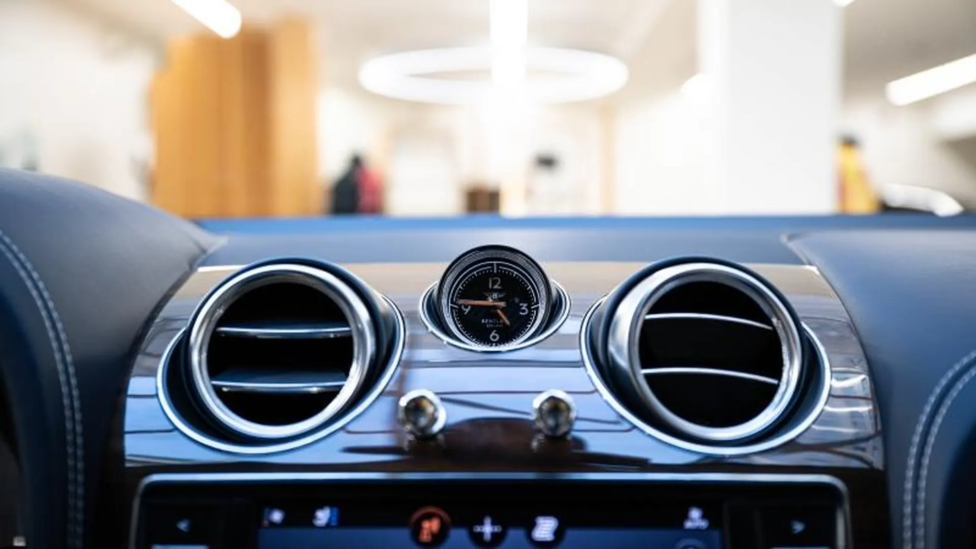 Bentley Bentayga — photo 30