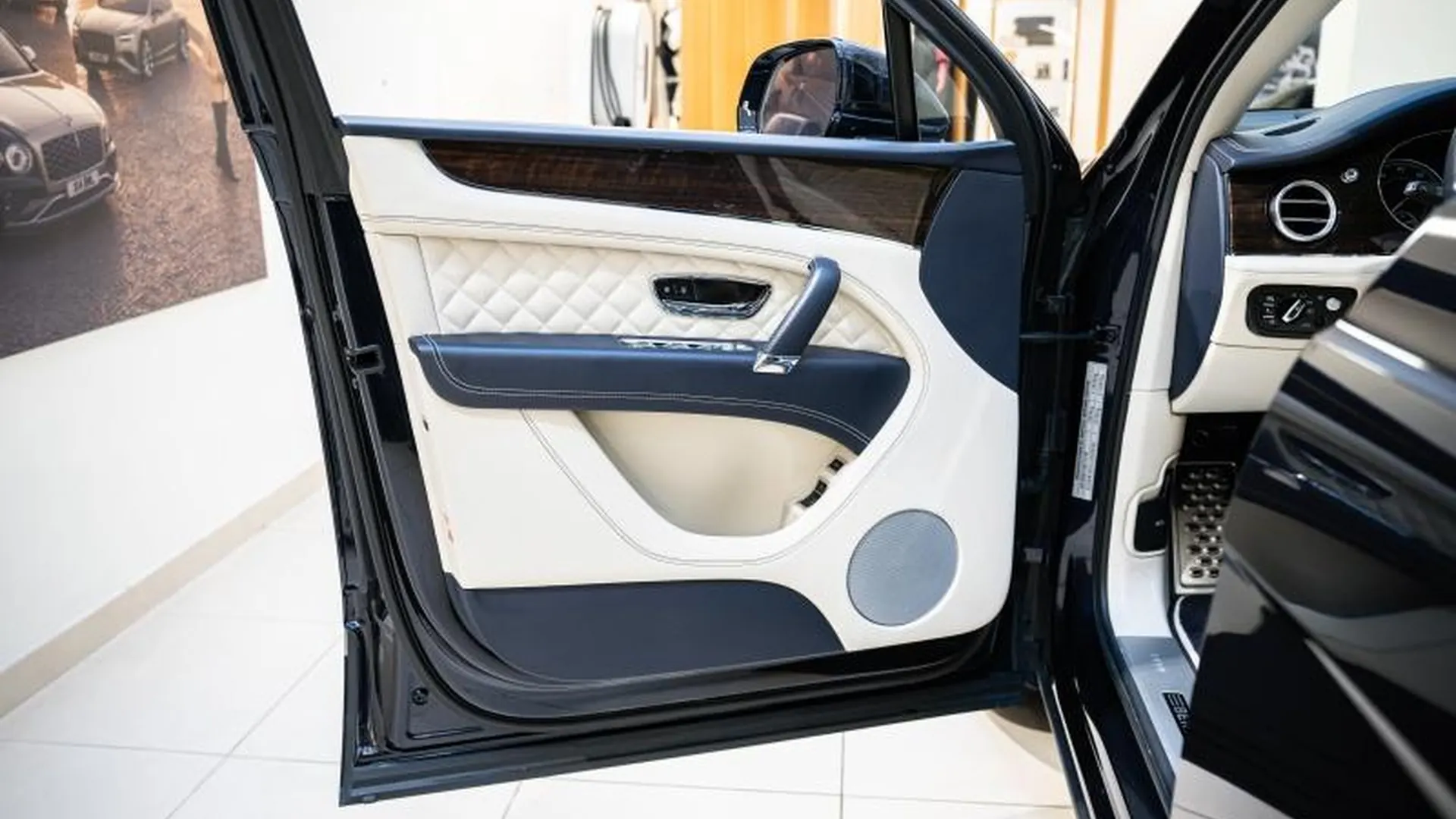Bentley Bentayga — photo 17