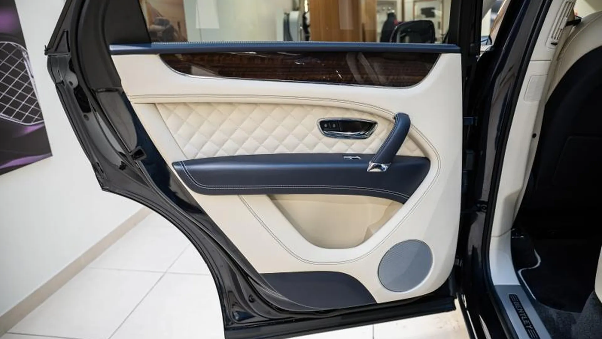 Bentley Bentayga — photo 20