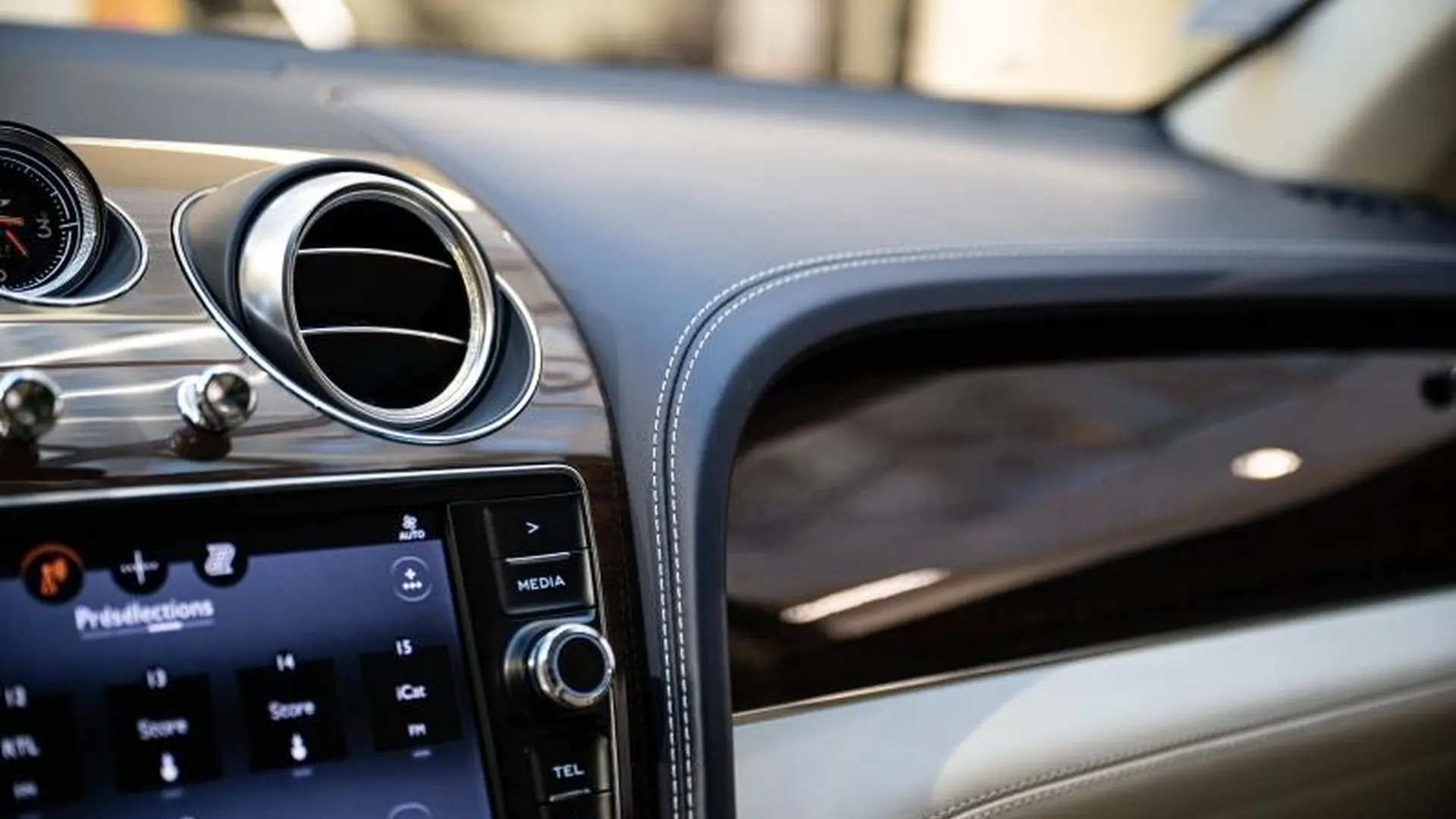 Bentley Bentayga — photo 36