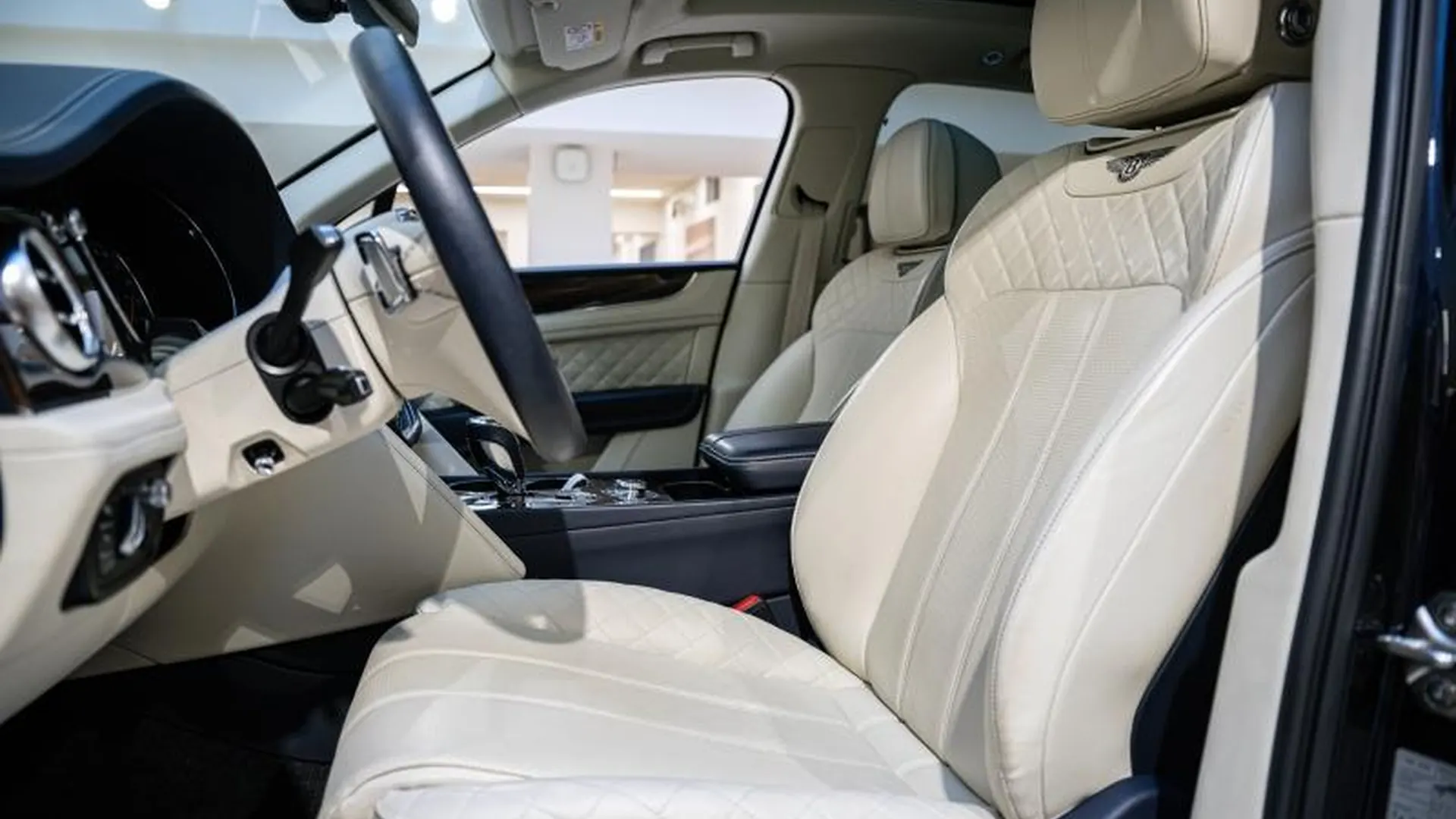 Bentley Bentayga — photo 19