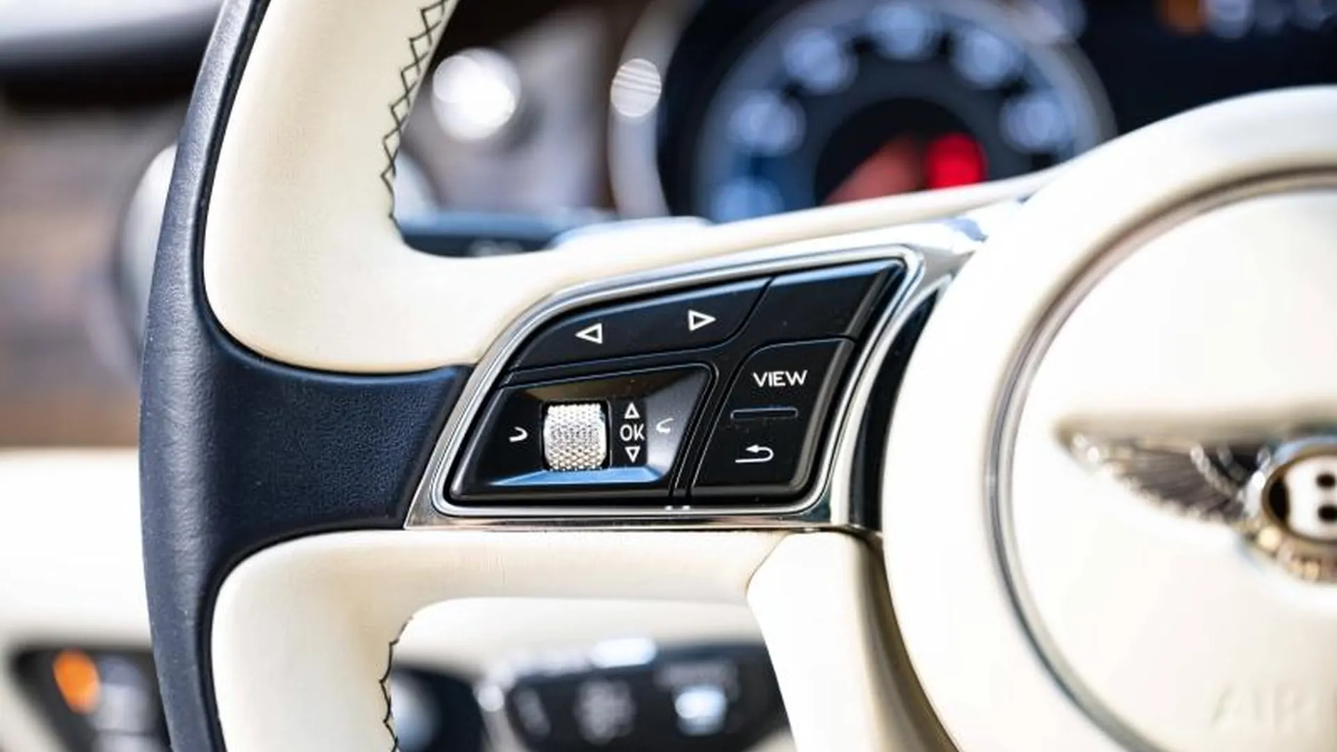 Bentley Bentayga — photo 27