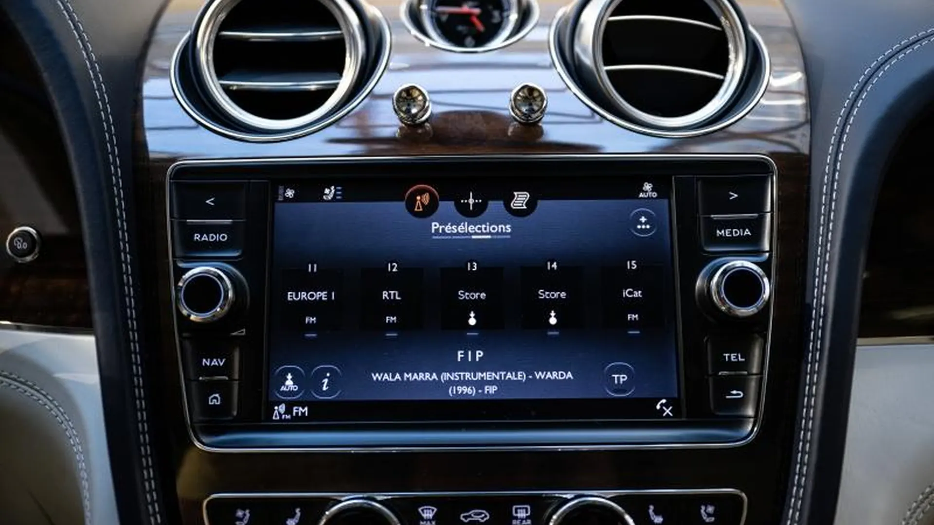 Bentley Bentayga — photo 31