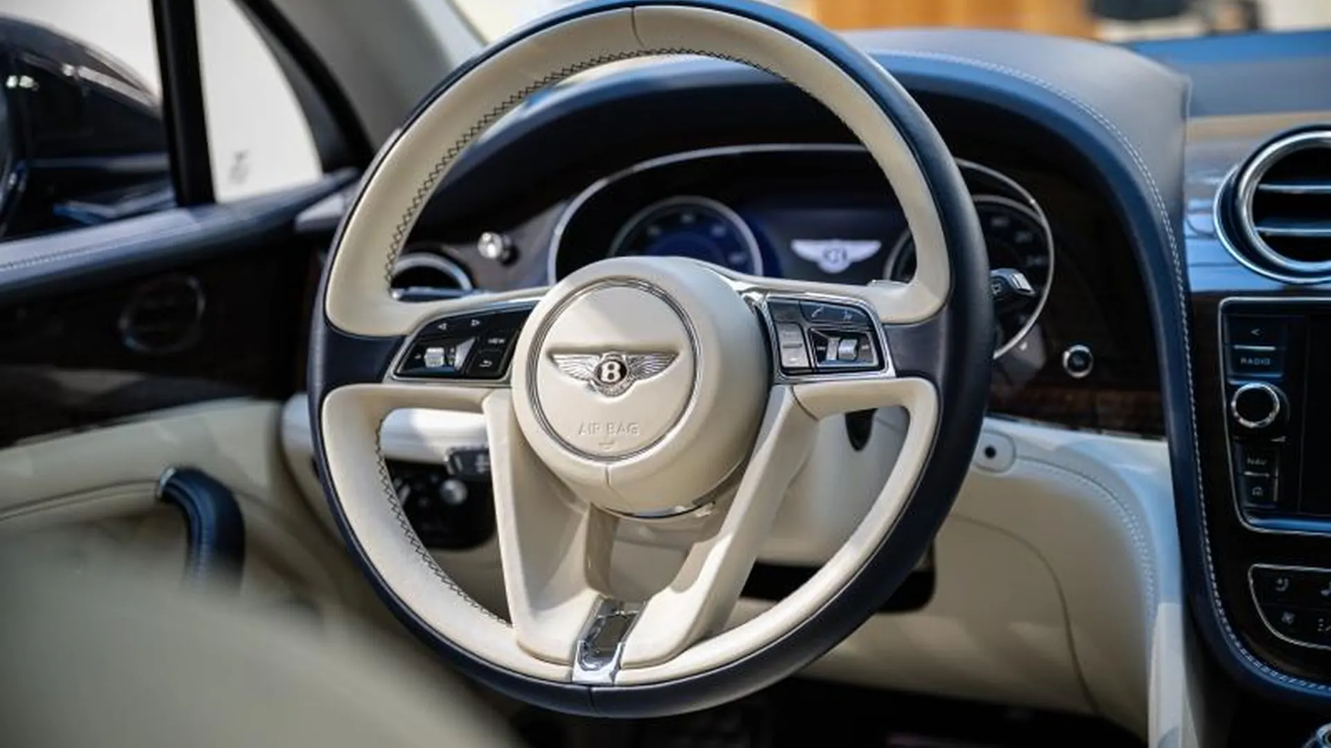 Bentley Bentayga — photo 24