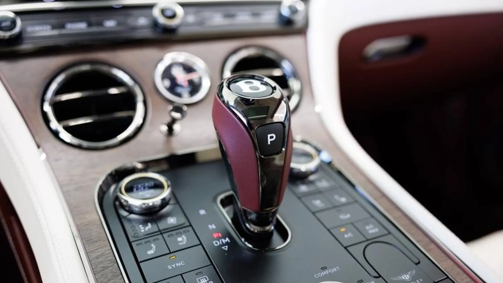 Bentley CONTINENTAL GT AZURE — photo 33