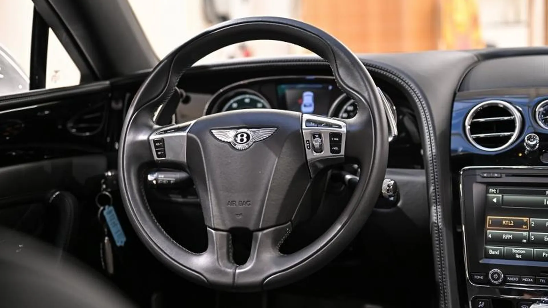 Bentley Flying Spur — photo 25