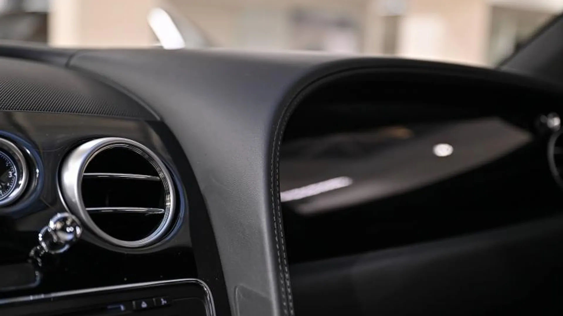 Bentley Flying Spur — photo 35
