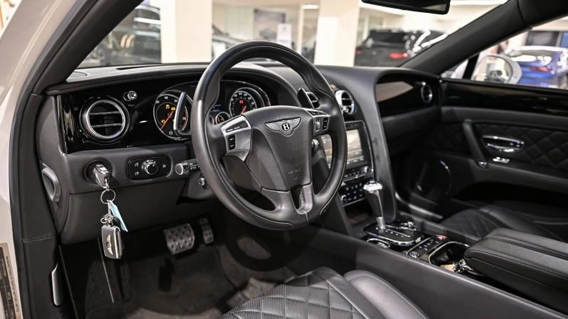 Bentley Flying Spur — photo 18