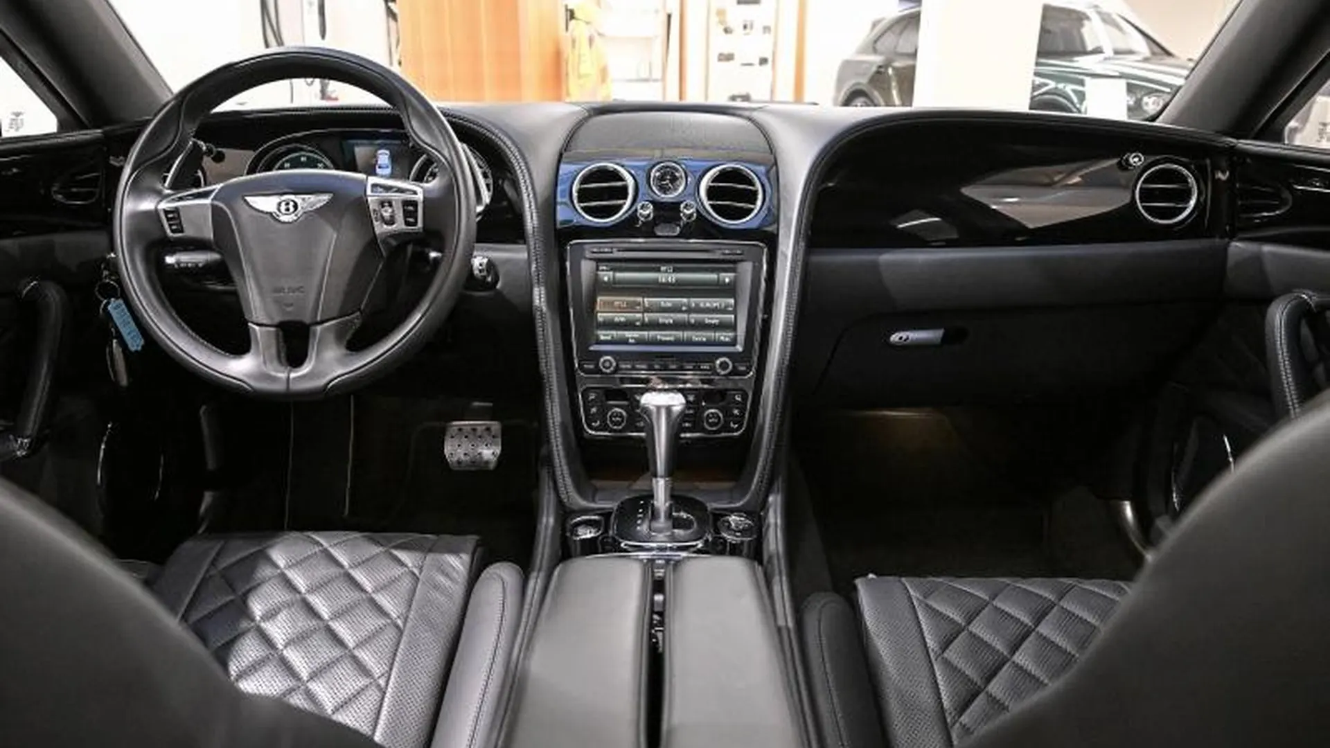 Bentley Flying Spur — photo 24