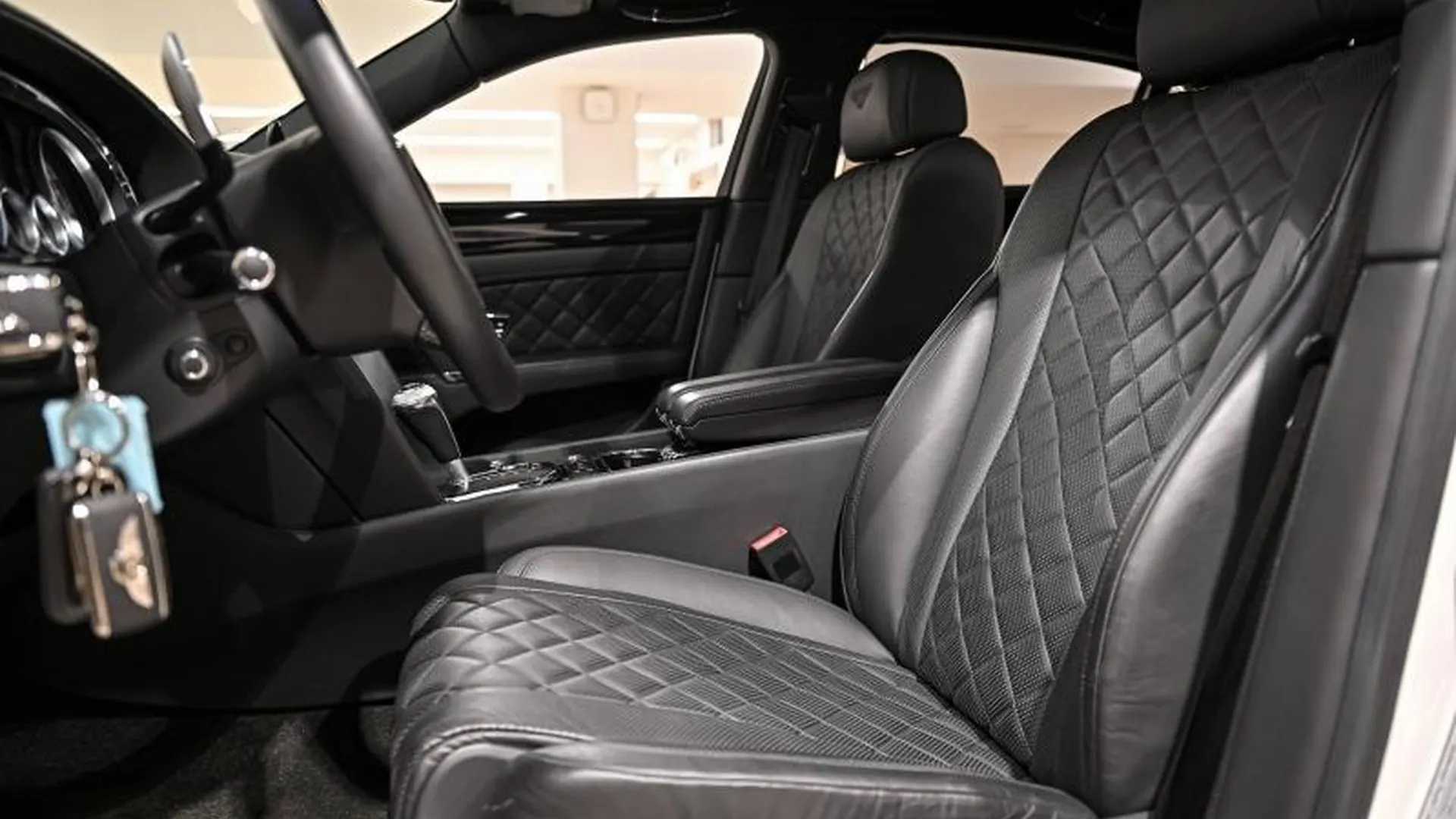 Bentley Flying Spur — photo 19