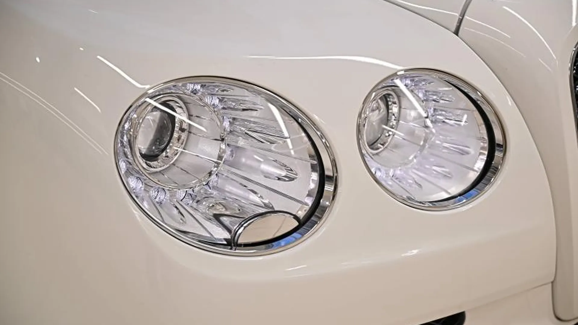 Bentley Flying Spur — photo 10