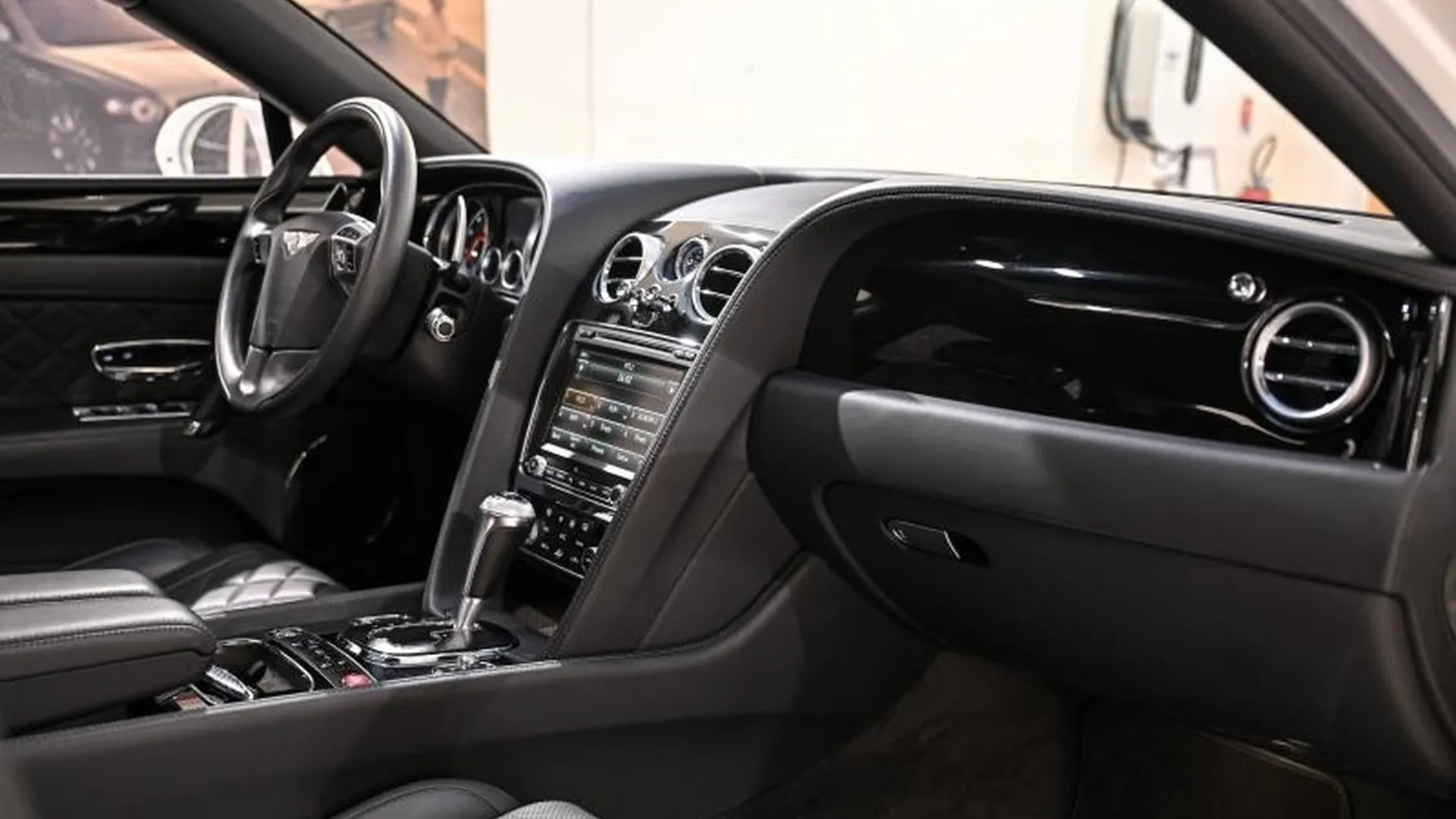 Bentley Flying Spur — photo 13