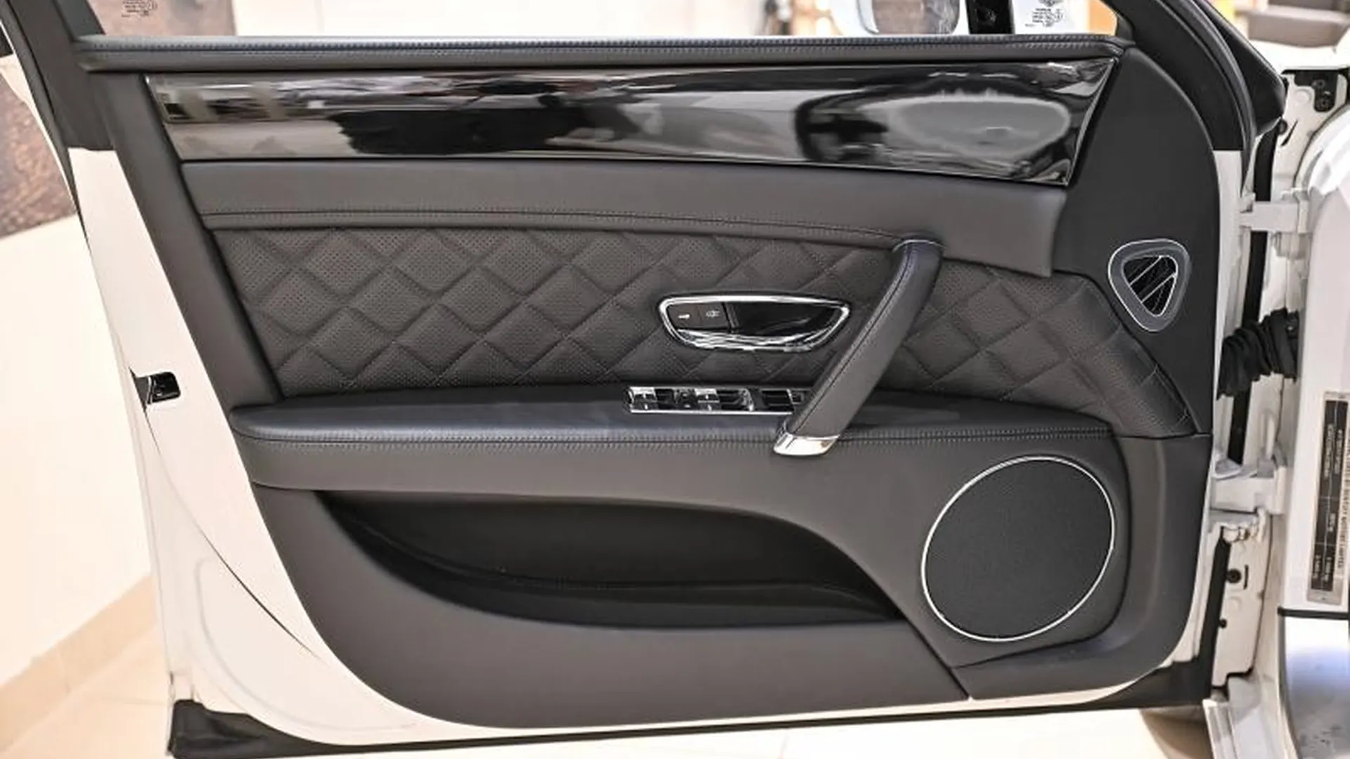 Bentley Flying Spur — photo 17