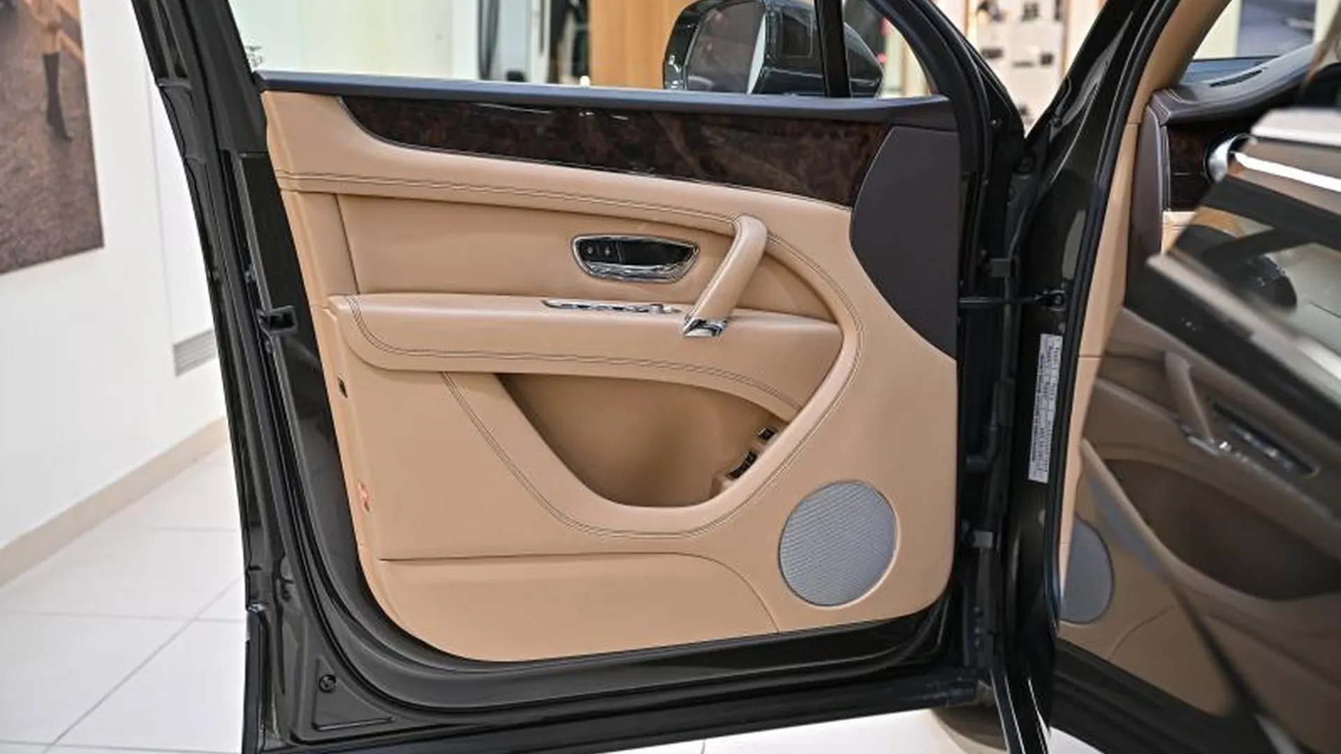Bentley Bentayga — photo 28