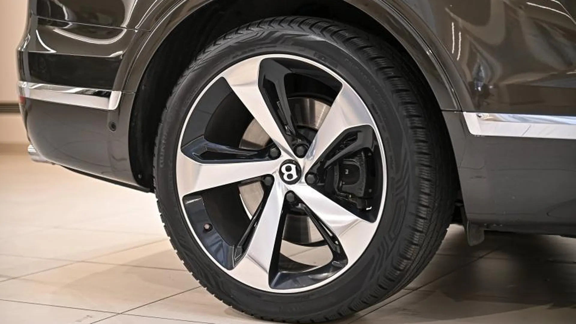 Bentley Bentayga — photo 19