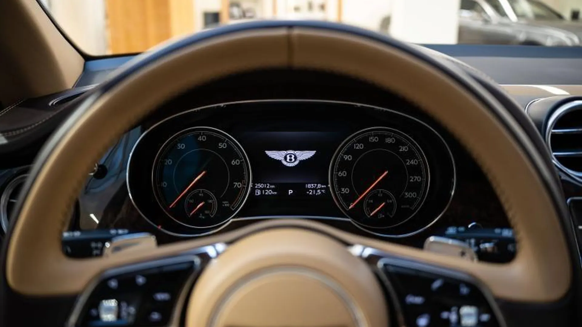 Bentley Bentayga — photo 10