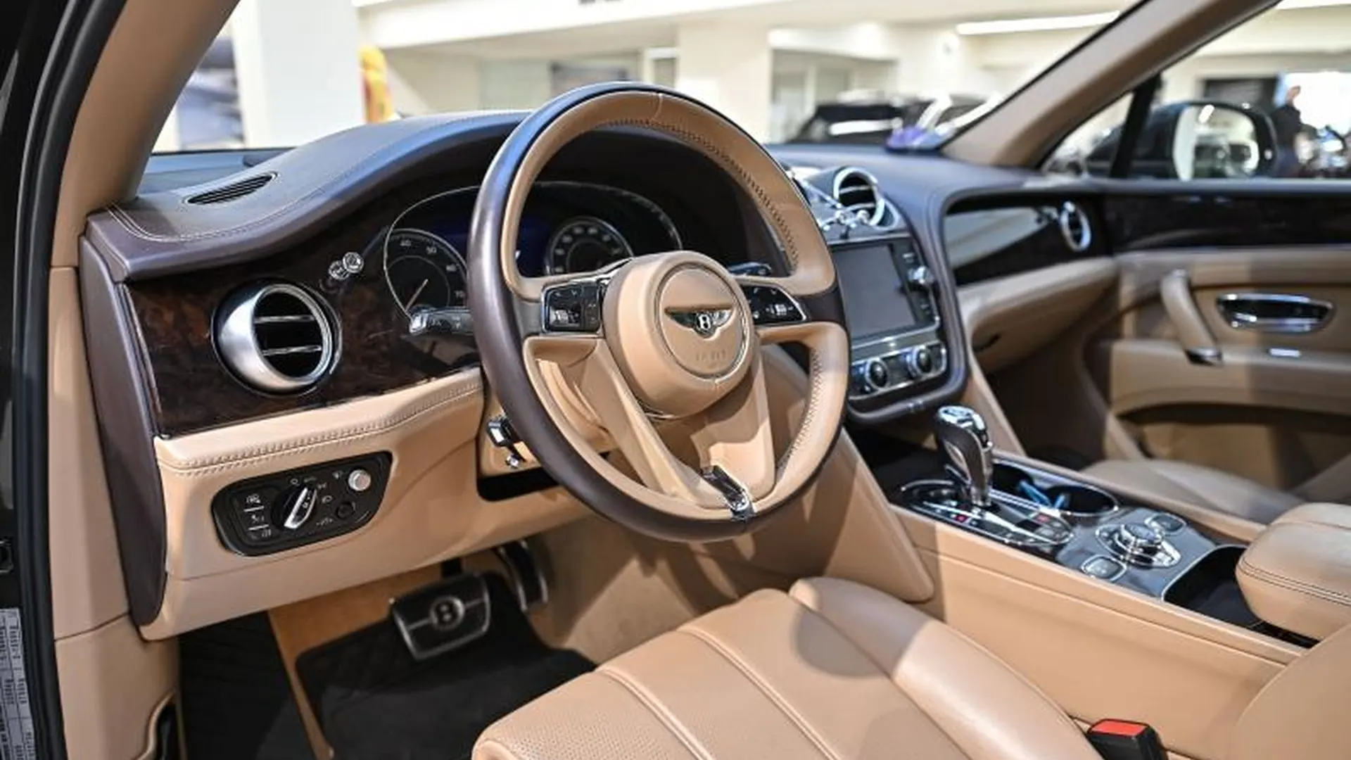 Bentley Bentayga — photo 29