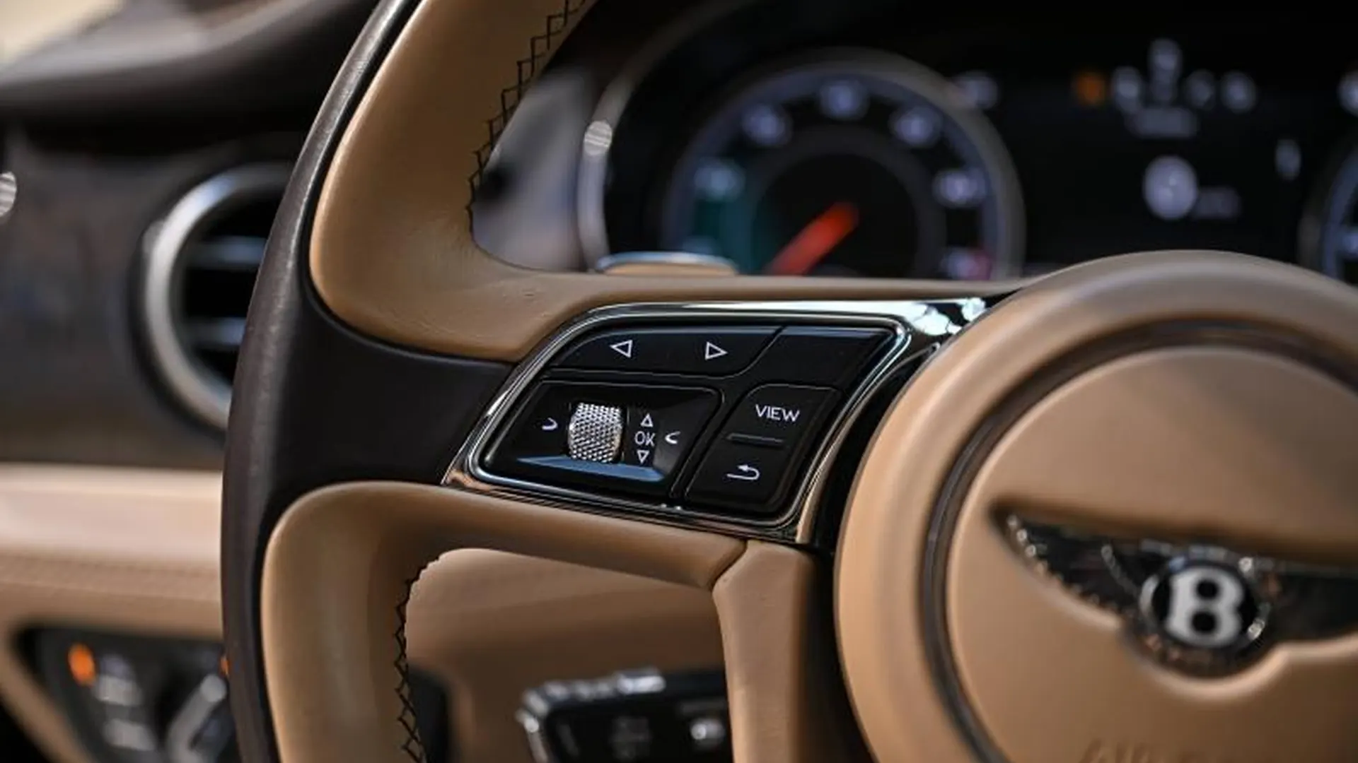 Bentley Bentayga — photo 44