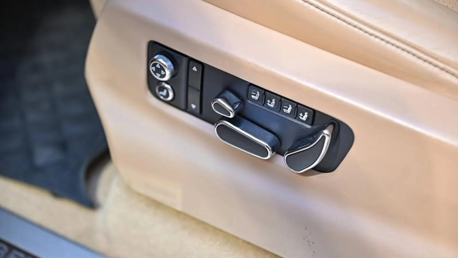 Bentley Bentayga — photo 37