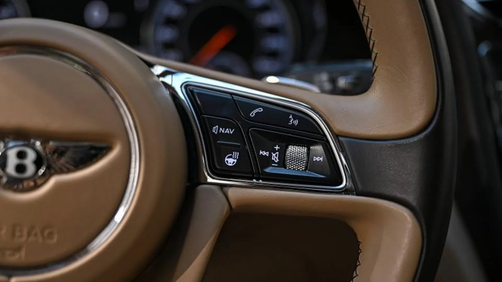 Bentley Bentayga — photo 45
