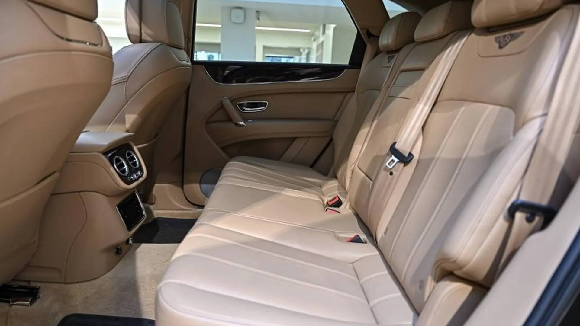 Bentley Bentayga — photo 32