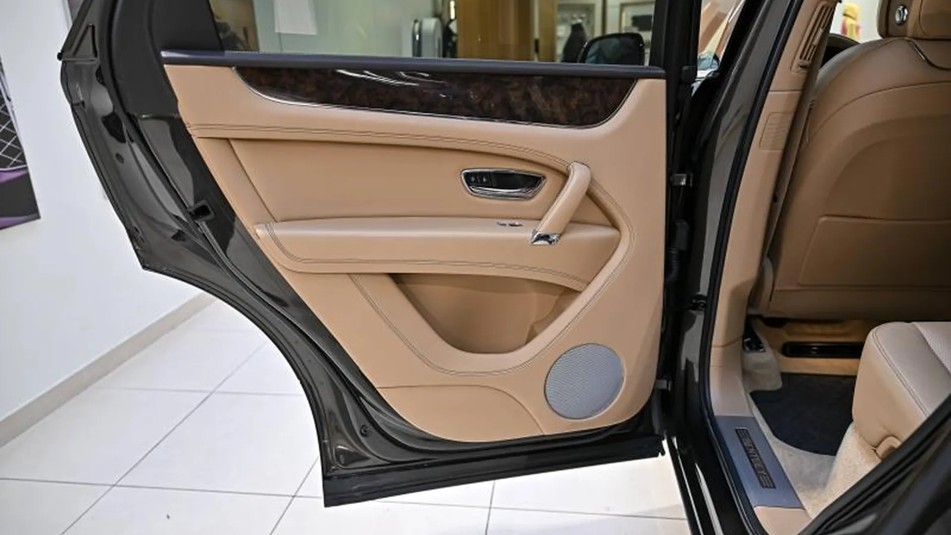 Bentley Bentayga — photo 31