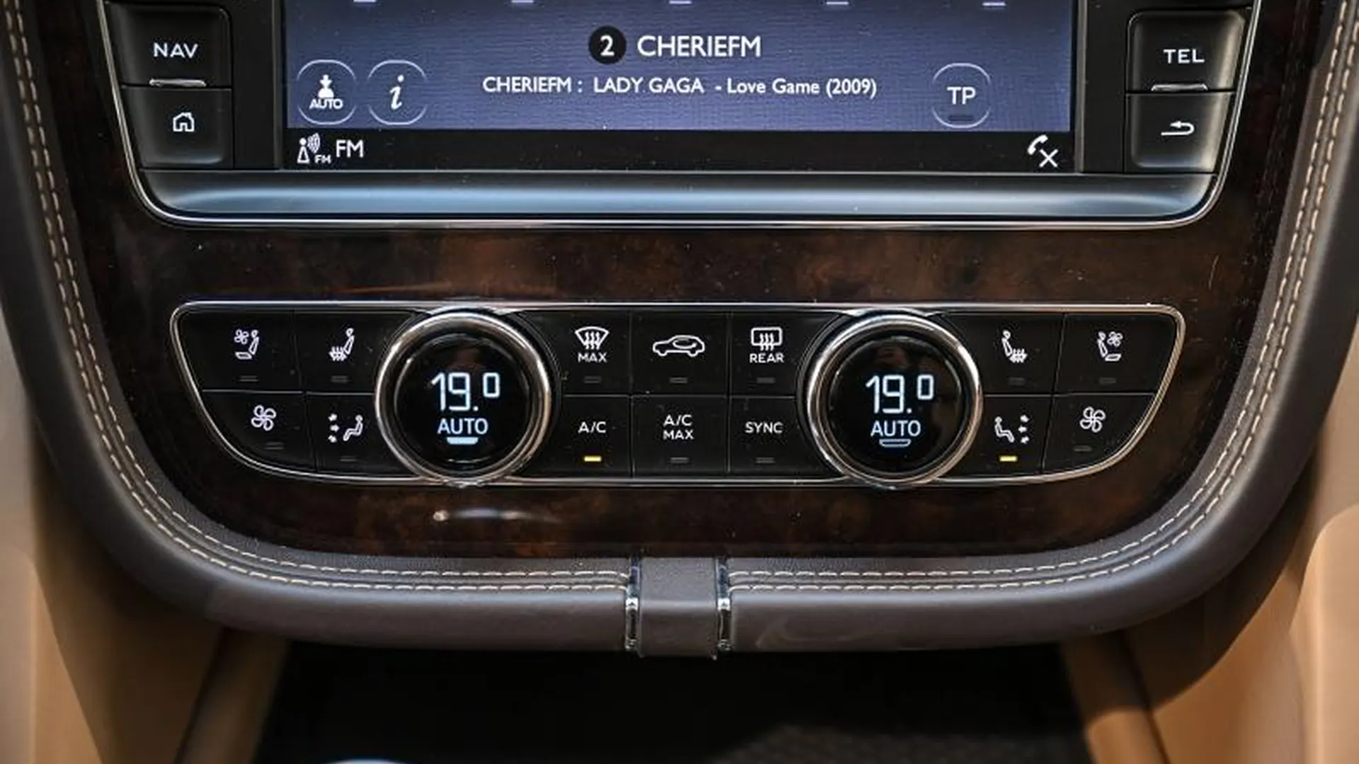 Bentley Bentayga — photo 40