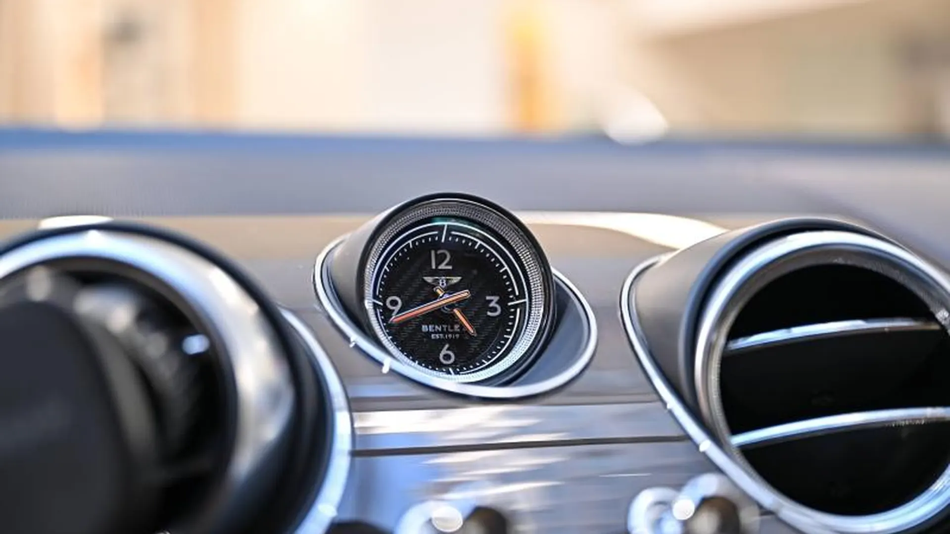 Bentley Bentayga — photo 38