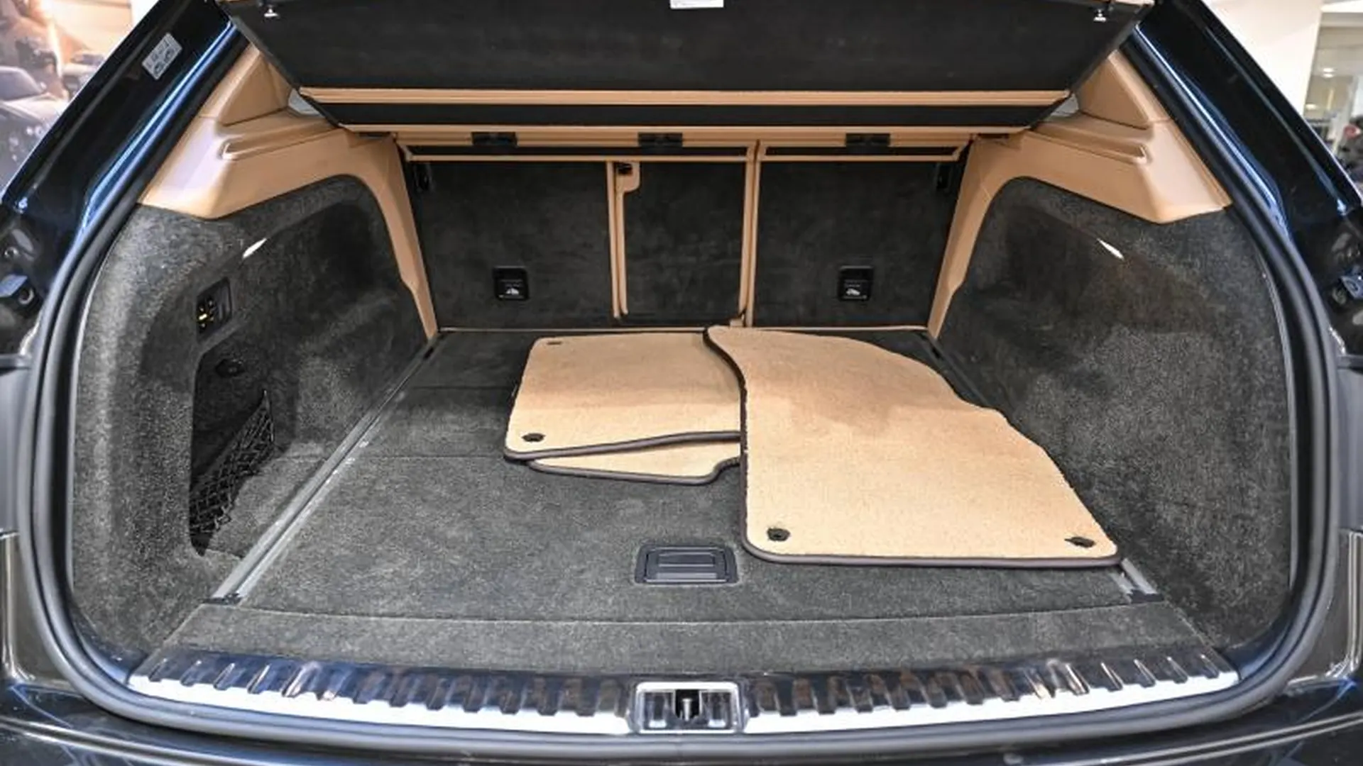 Bentley Bentayga — photo 18