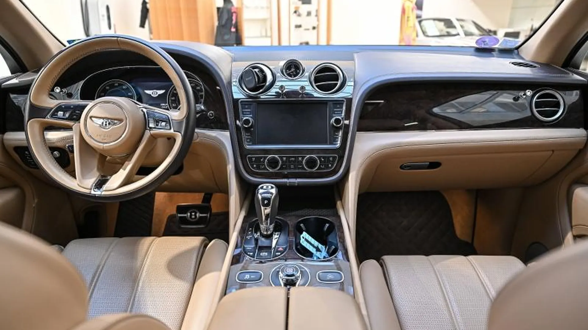 Bentley Bentayga — photo 34