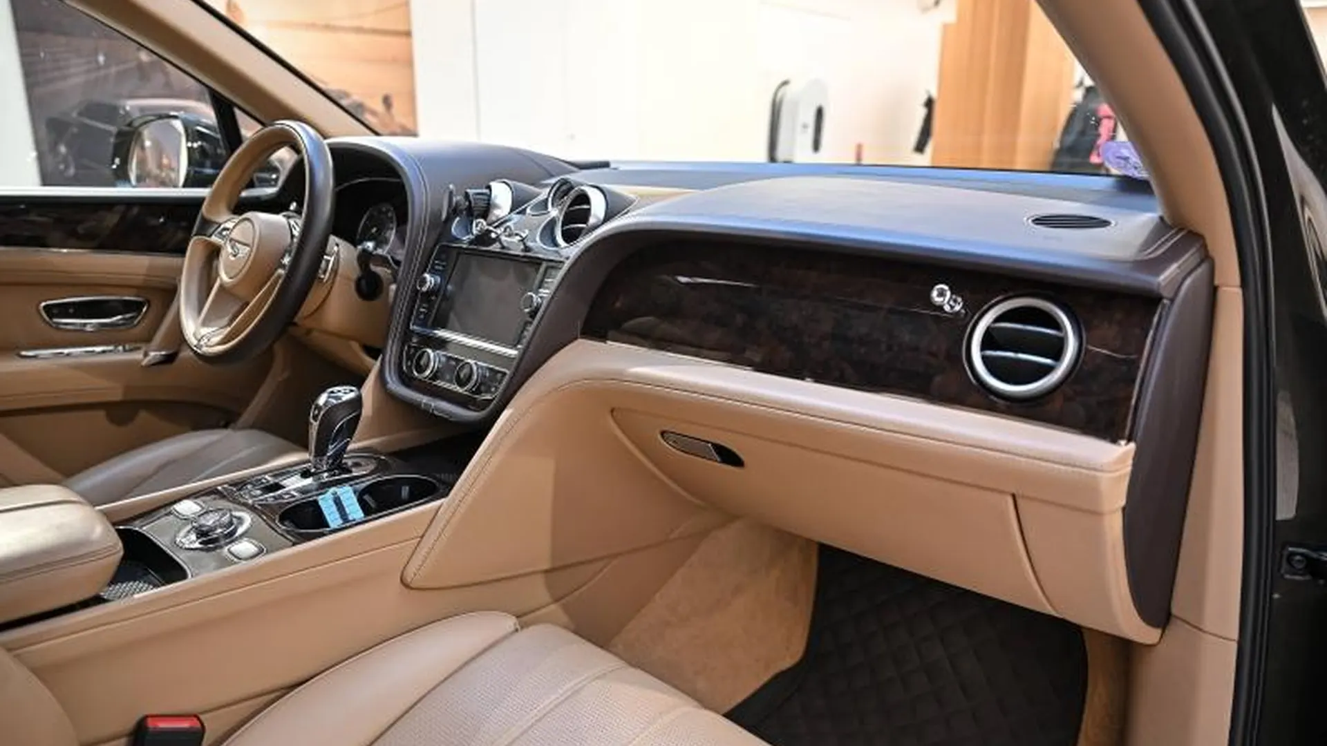 Bentley Bentayga — photo 24