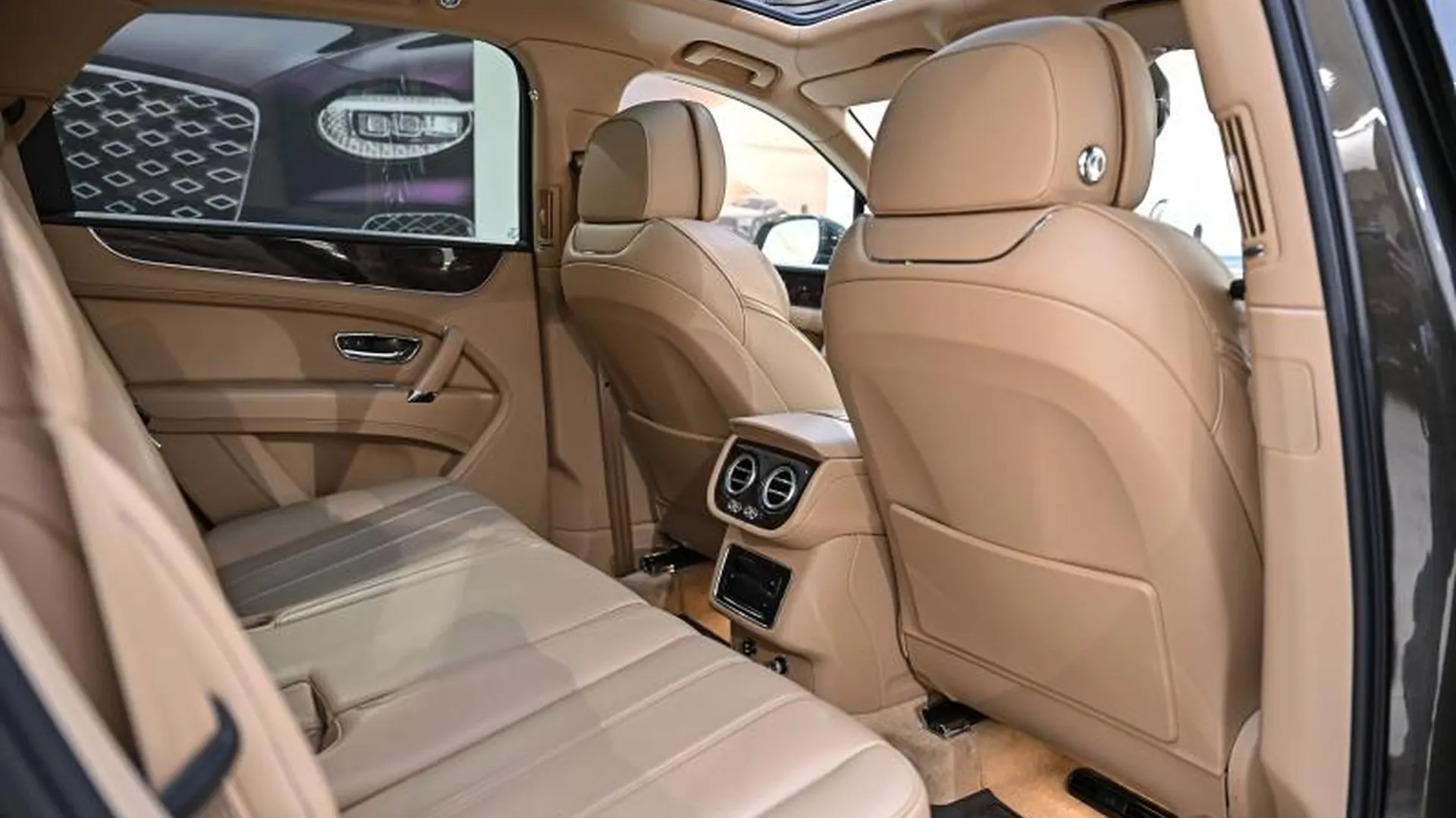 Bentley Bentayga — photo 26
