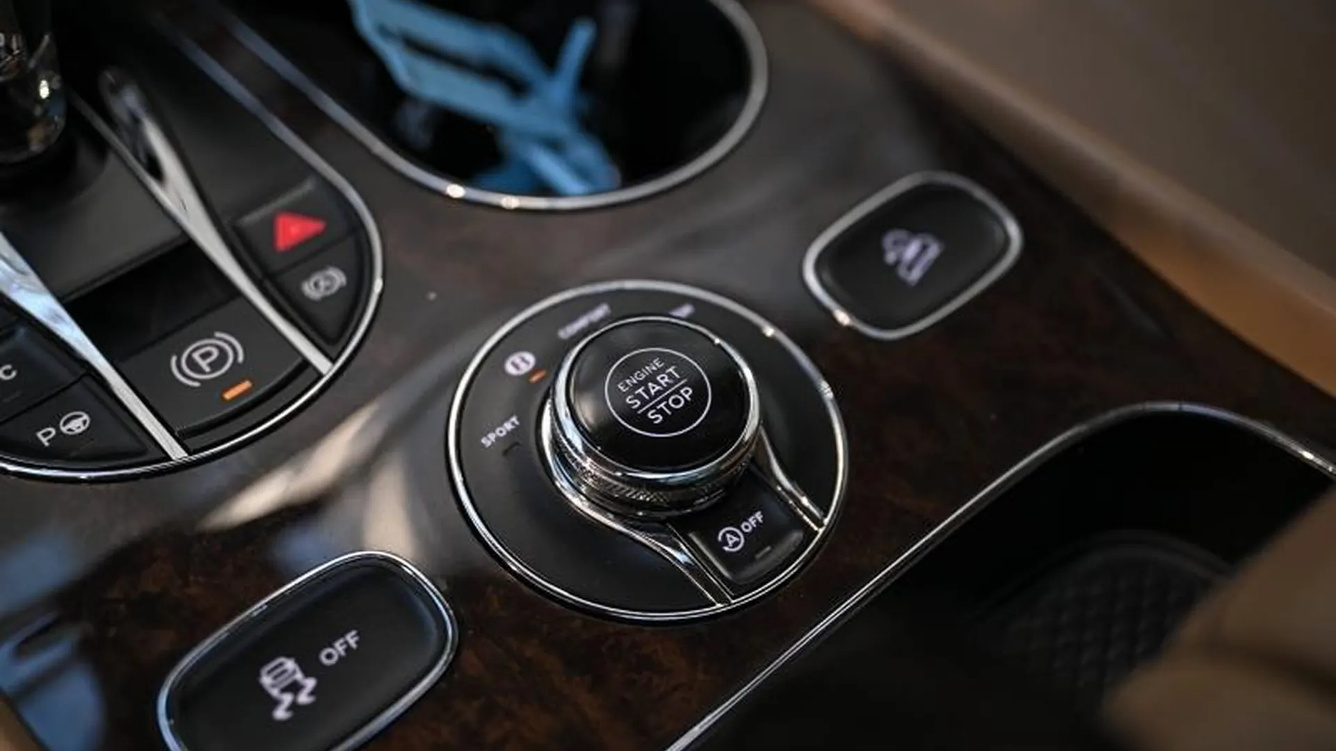 Bentley Bentayga — photo 41