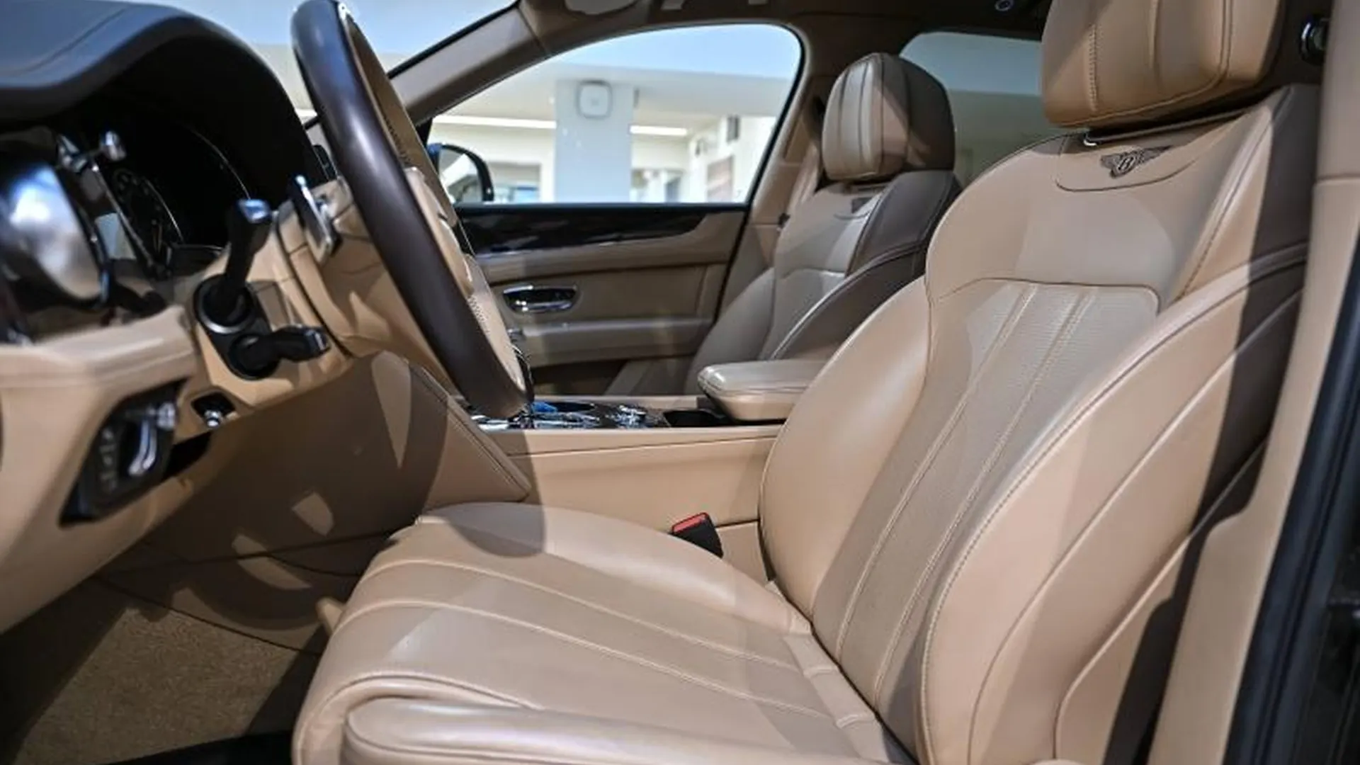 Bentley Bentayga — photo 30