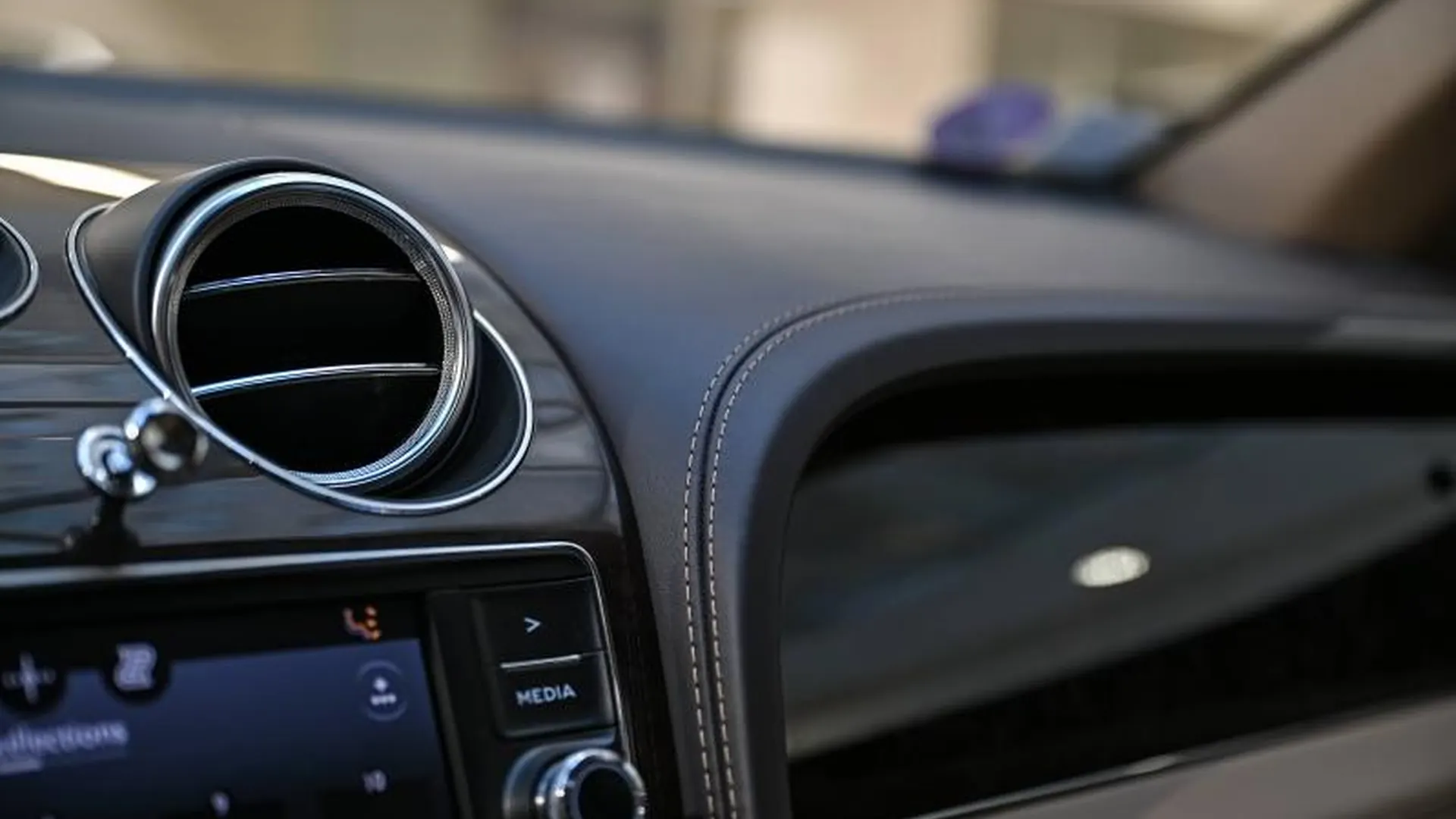 Bentley Bentayga — photo 46