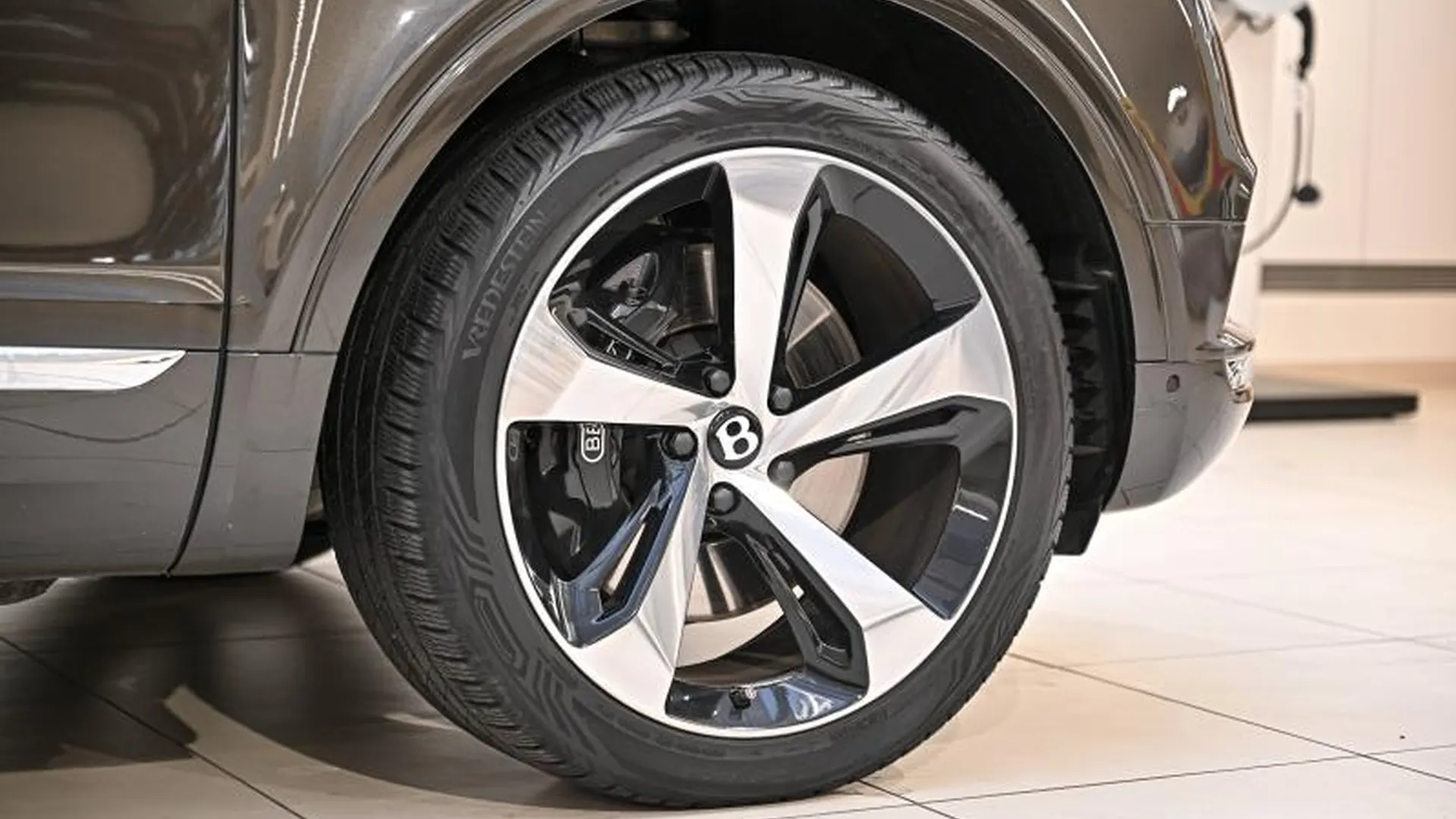 Bentley Bentayga — photo 20